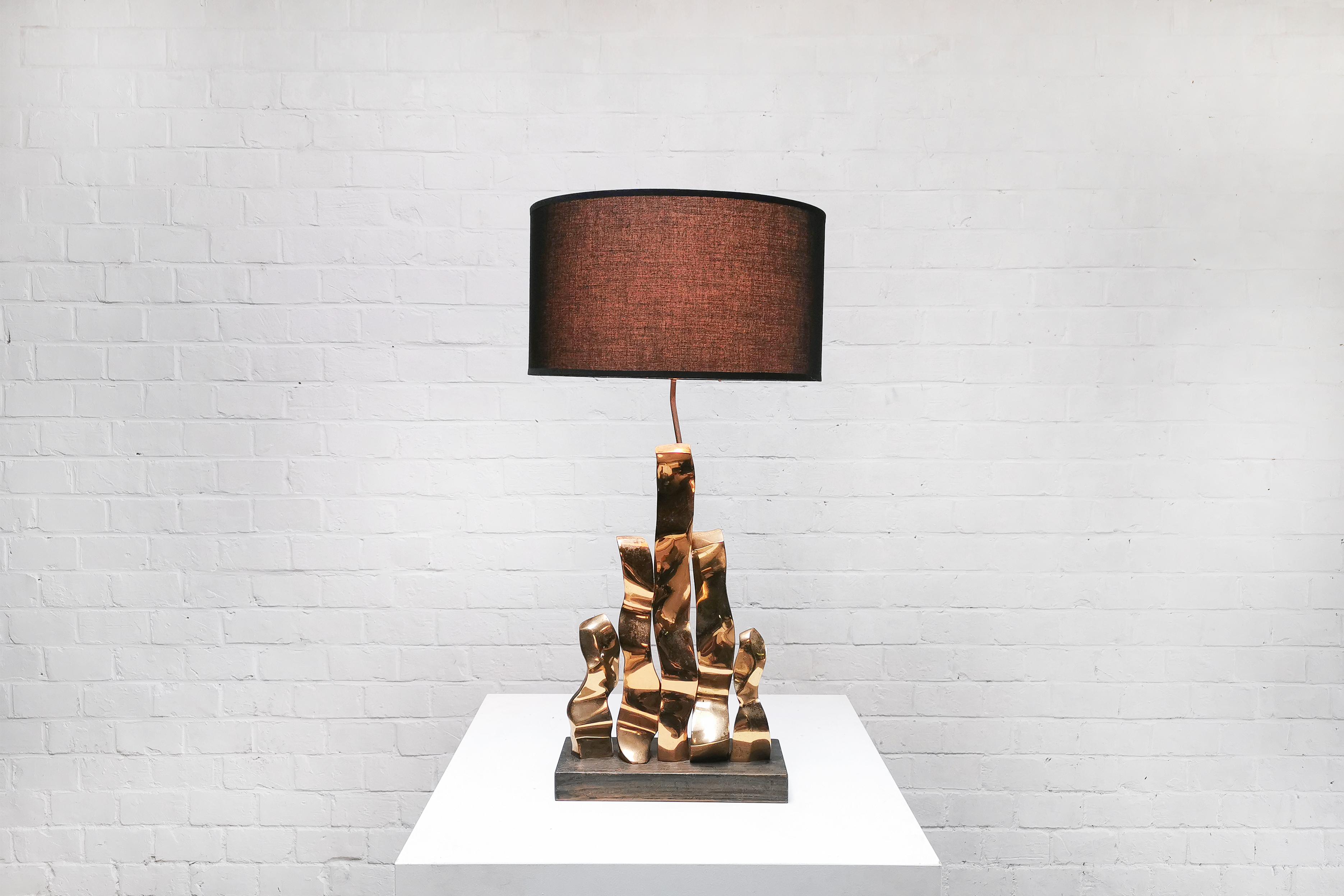 Beautiful french 1970’s table lamp with a heavy bronze sculptural base. This sculpture lamp shows a very appealing organic composition and is different in presence from every angle. It conveys the spirit of modernism from the 60’s and 70’s. The