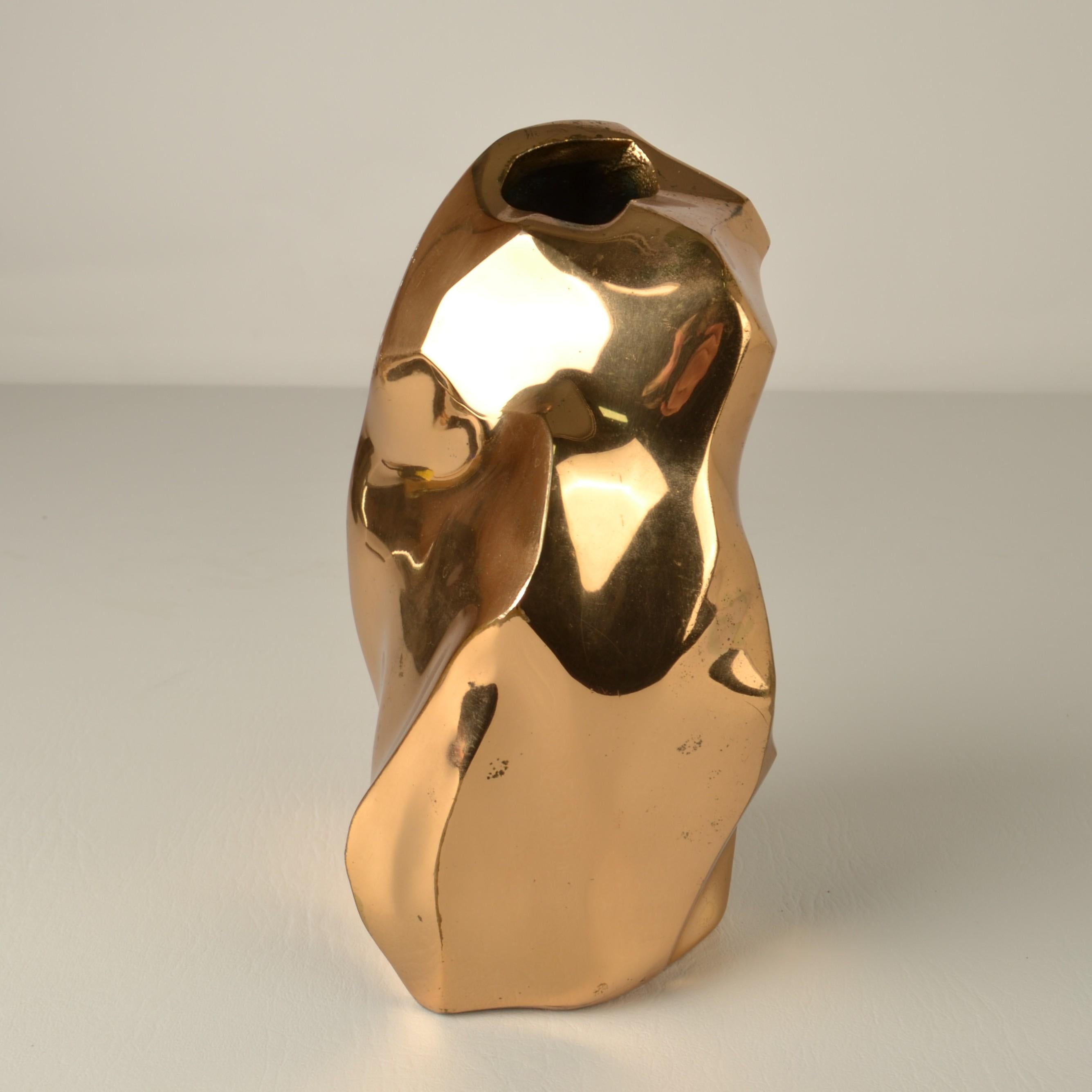 Elegante Vase aus Bronze mit stilisierter Form einer Figur, signiert M Jaubert. 1960er Jahre, Frankreich, Michel Jaubert ist ein Nachkriegskünstler, der 1946 geboren wurde. Seit 1968 arbeitet Michel Jaubert an Möbeln aus polierter Bronze und