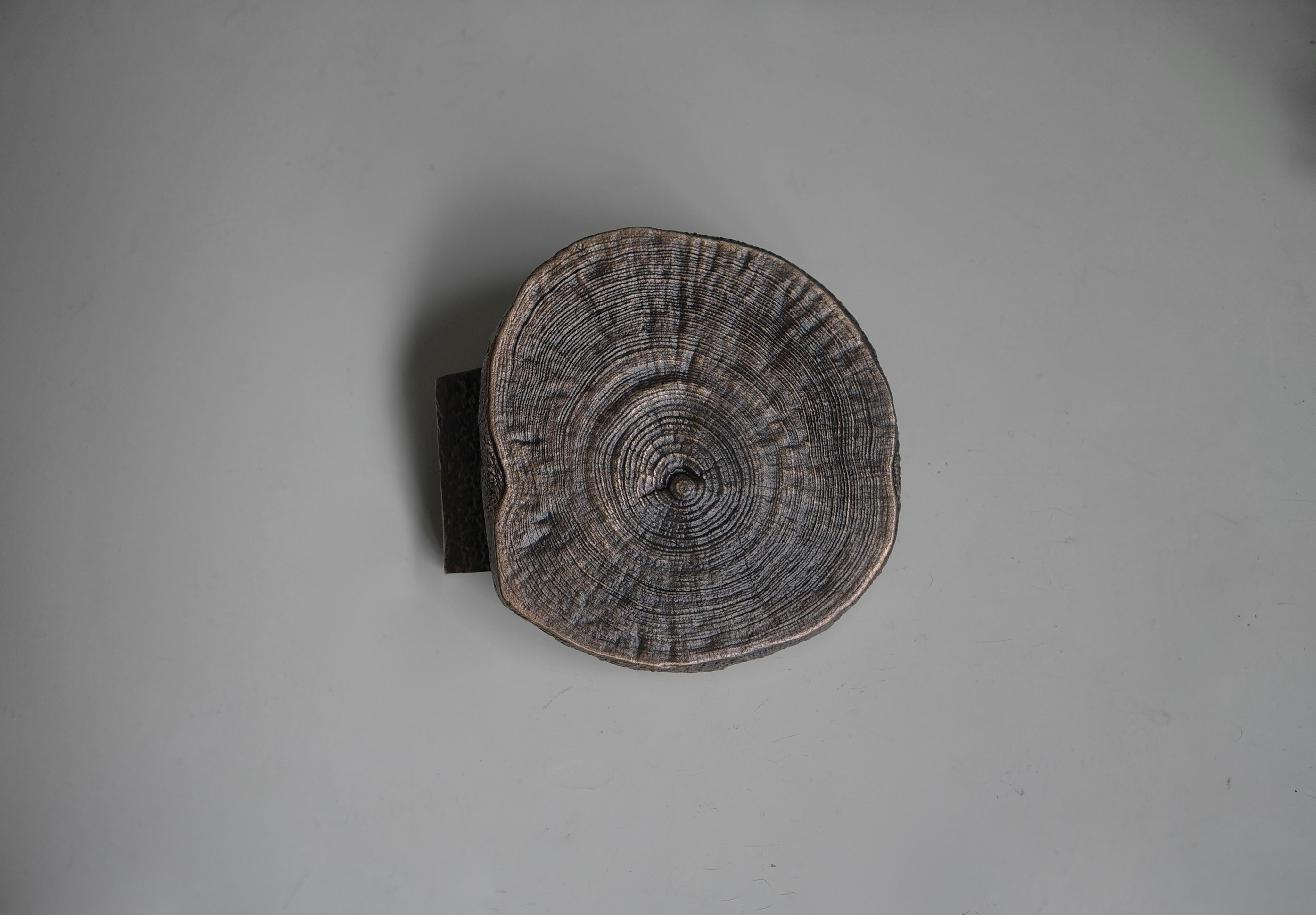 Tirador de puerta escultórico de bronce y 