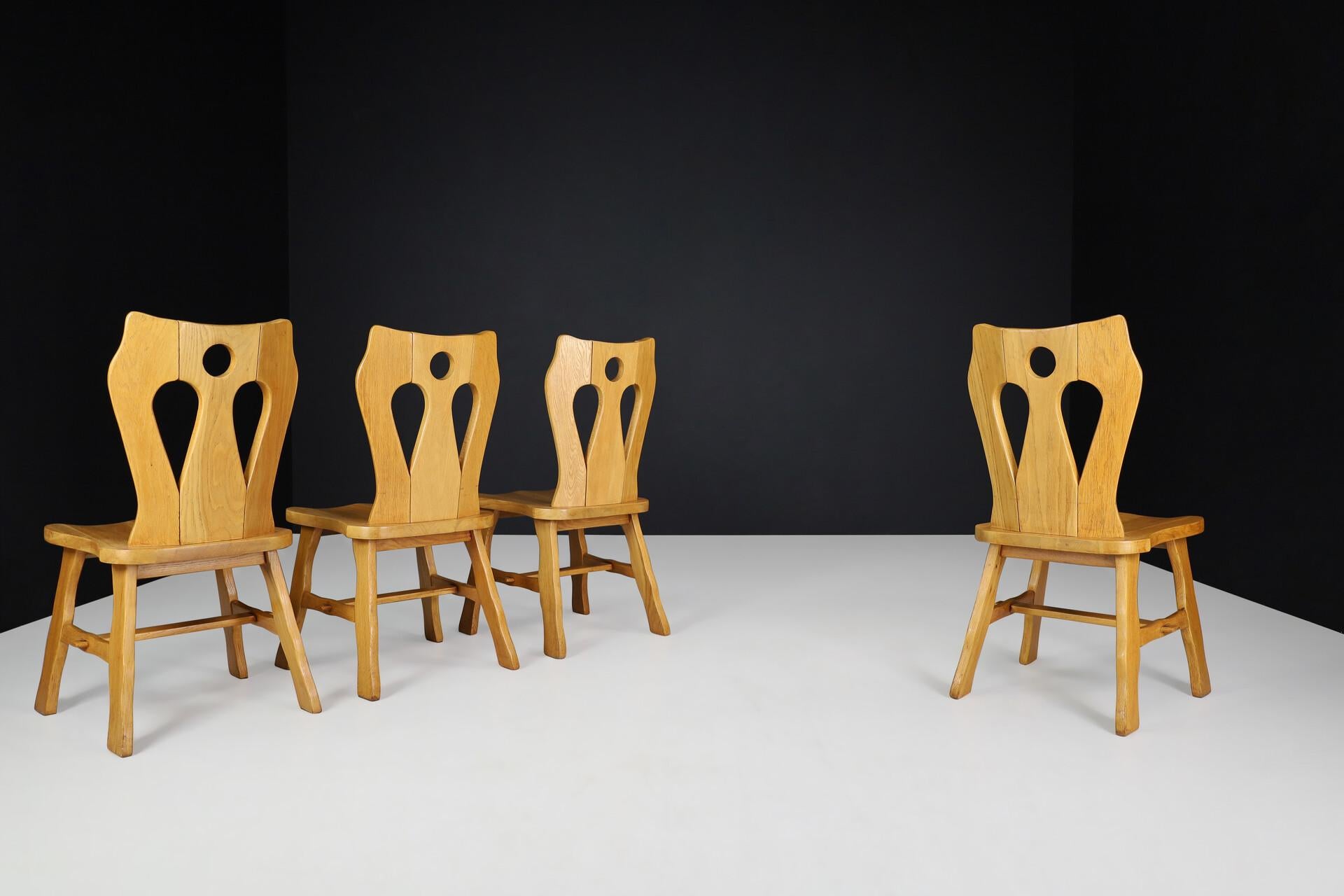 Belge Chaises de salle à manger sculpturales en chêne blond brutaliste, Belgique, années 1970 - Lot de 4 en vente