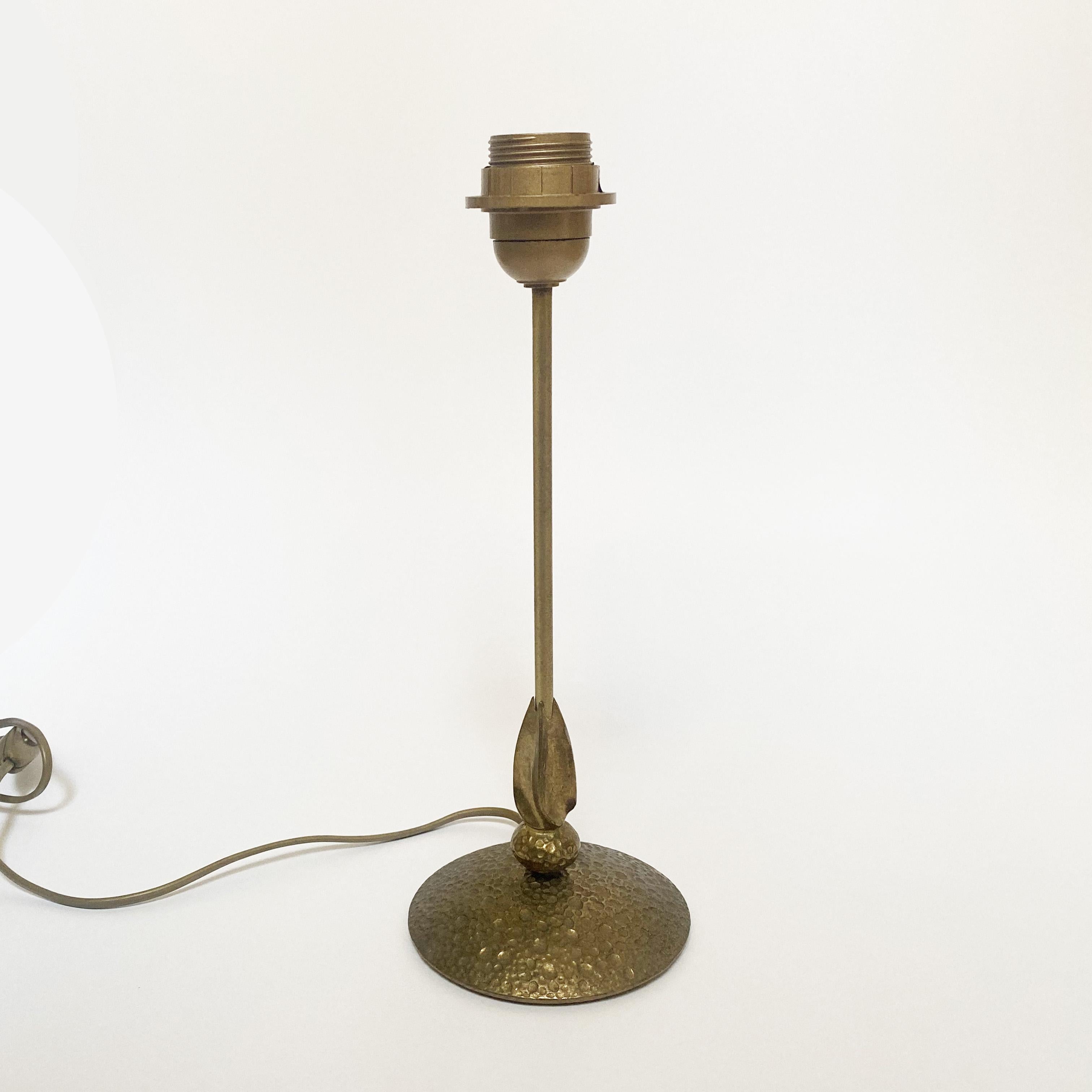Sculptural brass lamp in the style of Fondica or Lucien Gau, France, 1990s.

Height: 35 cm.