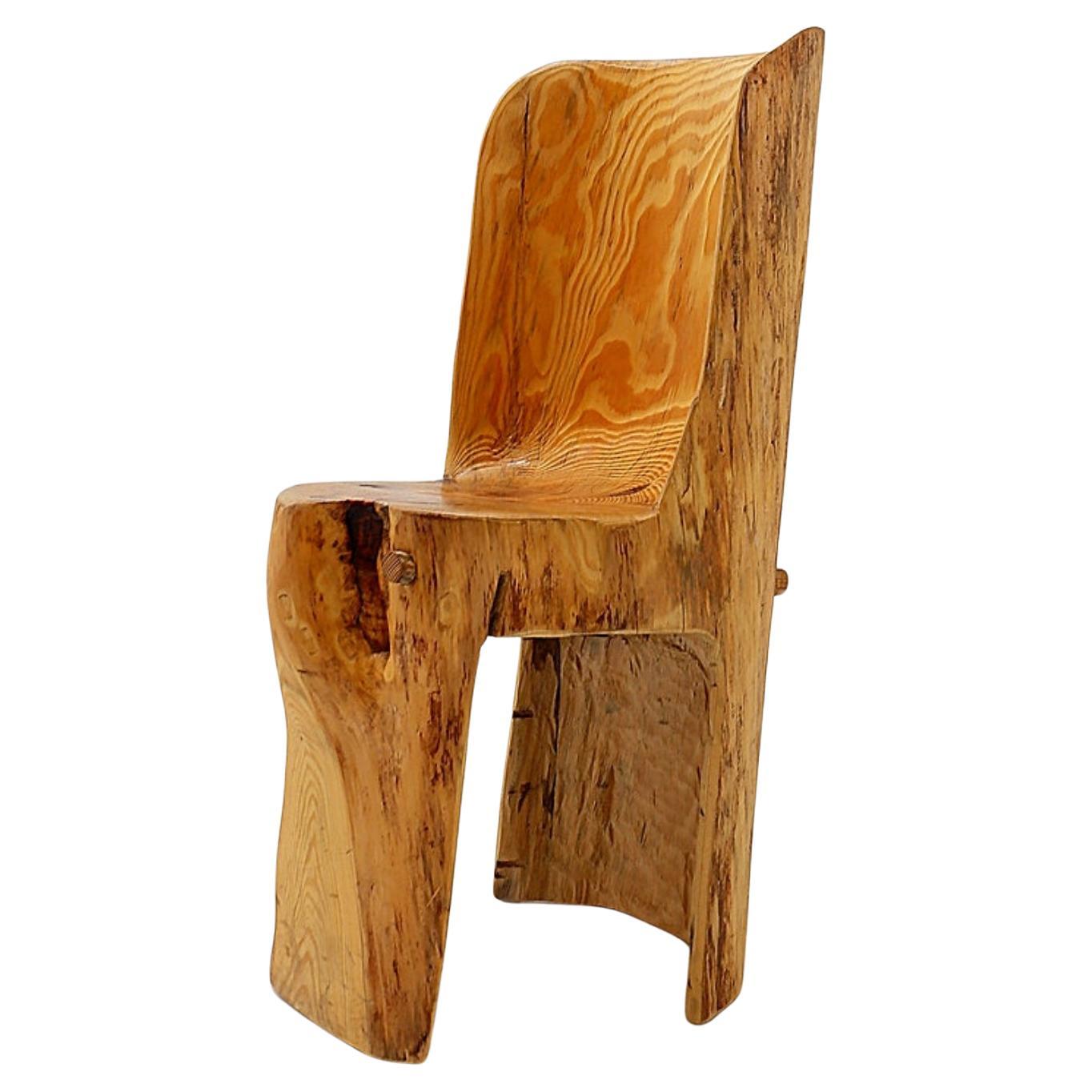 Sculptural brutalist chair in solid oak in wabi-sabi style en venta