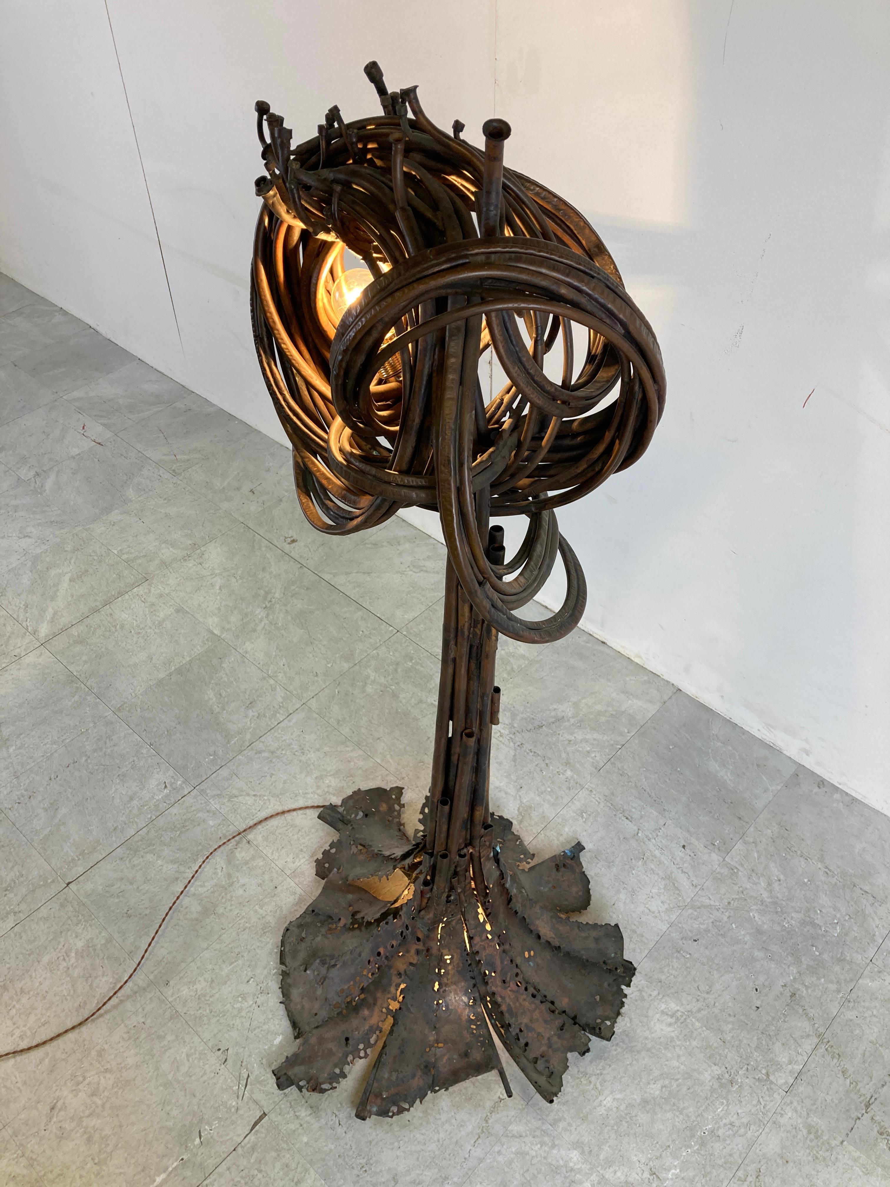 Striking 'fountain' shaped copper brutalist floor lamp by Jean Claeys (1941).

Jean Claeys is known for creating beautiful bronze sculptures.

This floor lamp is another of his masterpieces as was originally a sculpture which was converted into