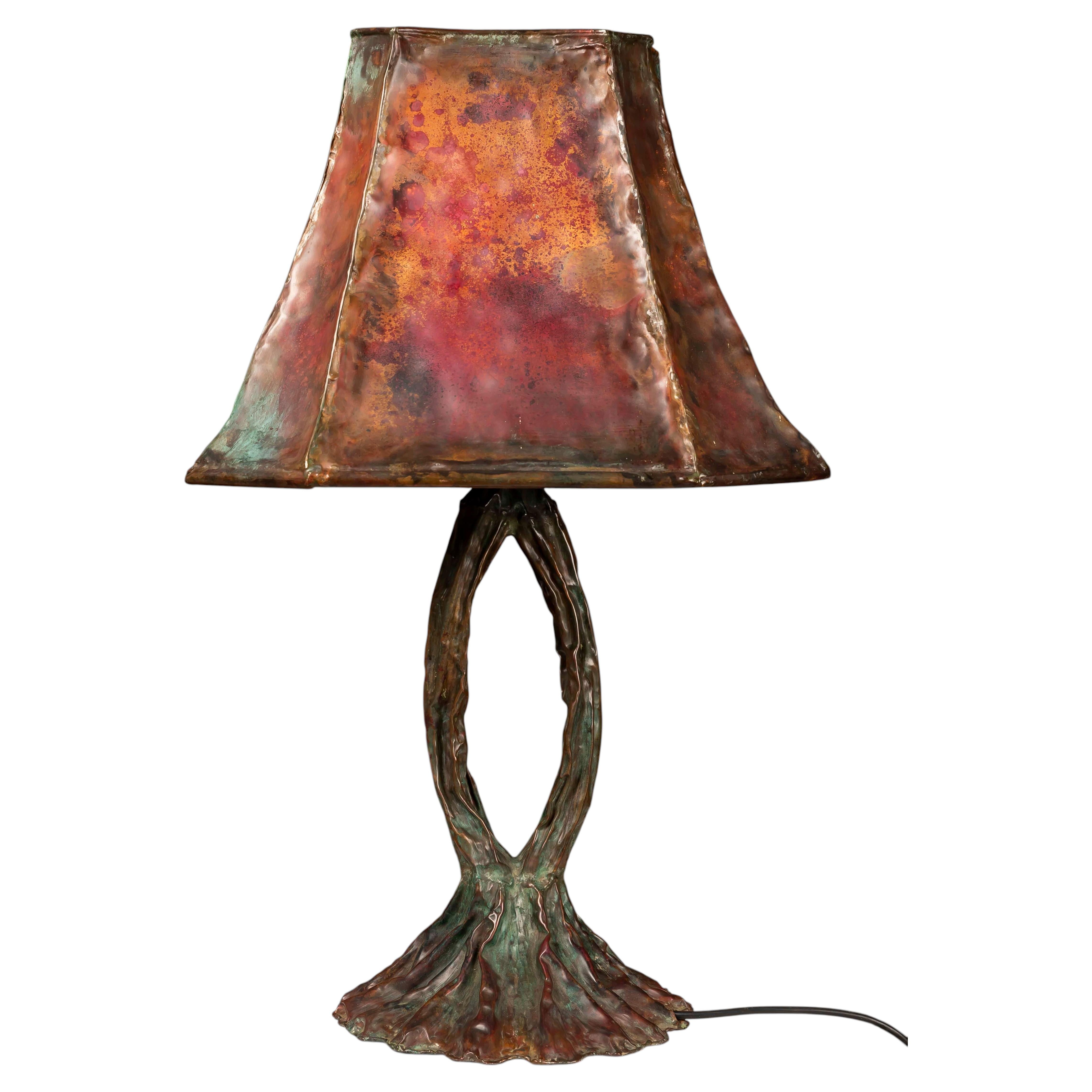 Lampada da tavolo scultorea brutalista in rame, forma organica, XX secolo