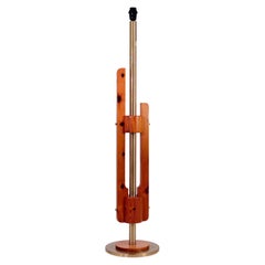 Sculptural Brutalist floor lamp in pine and gold metal by Pons SA, Spain, 1970s