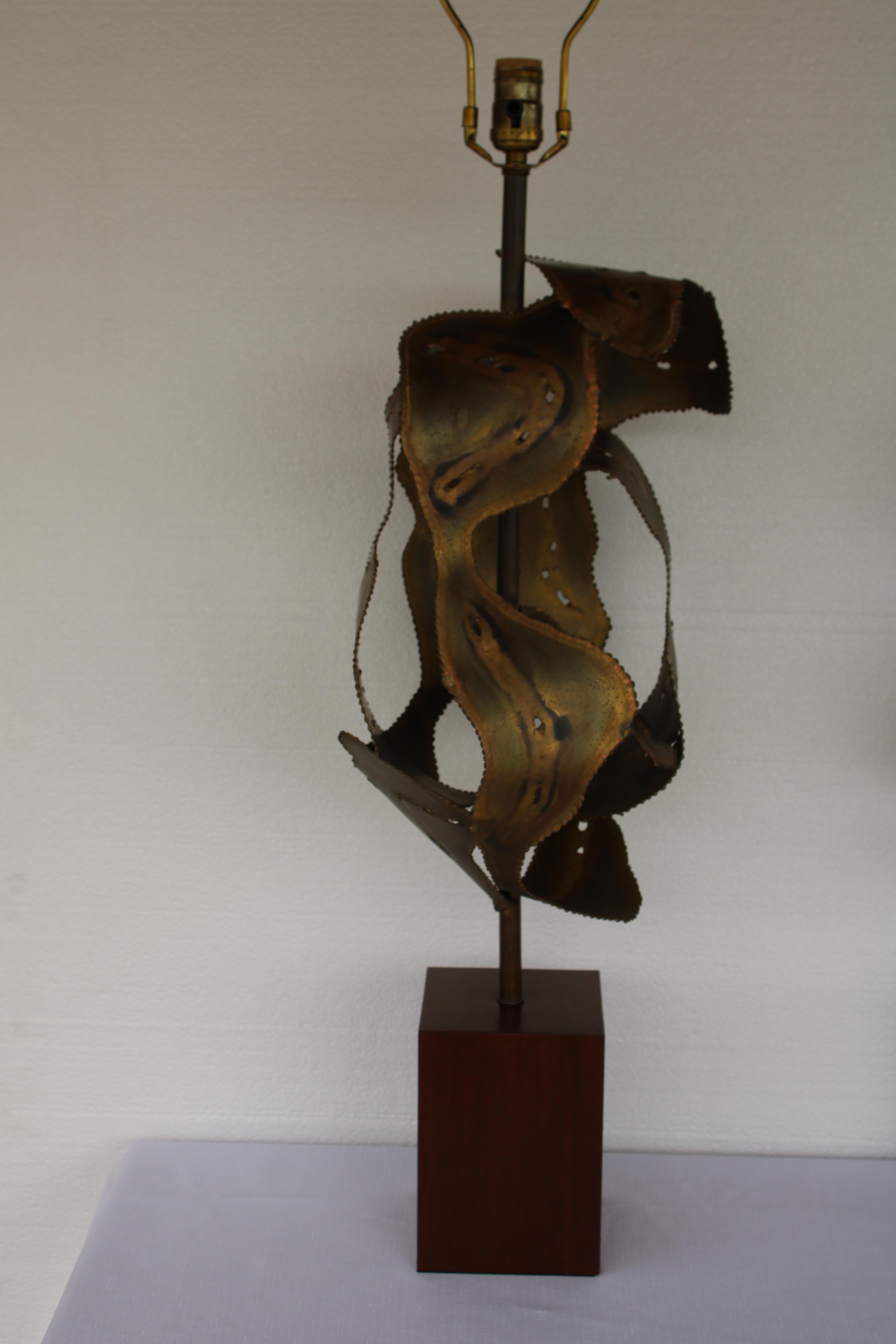 Skulpturale brutalistische Tischlampe auf Holzsockel, hergestellt von der Laurel Lamp Company in Newark, N.J.  Die Basis ist 5