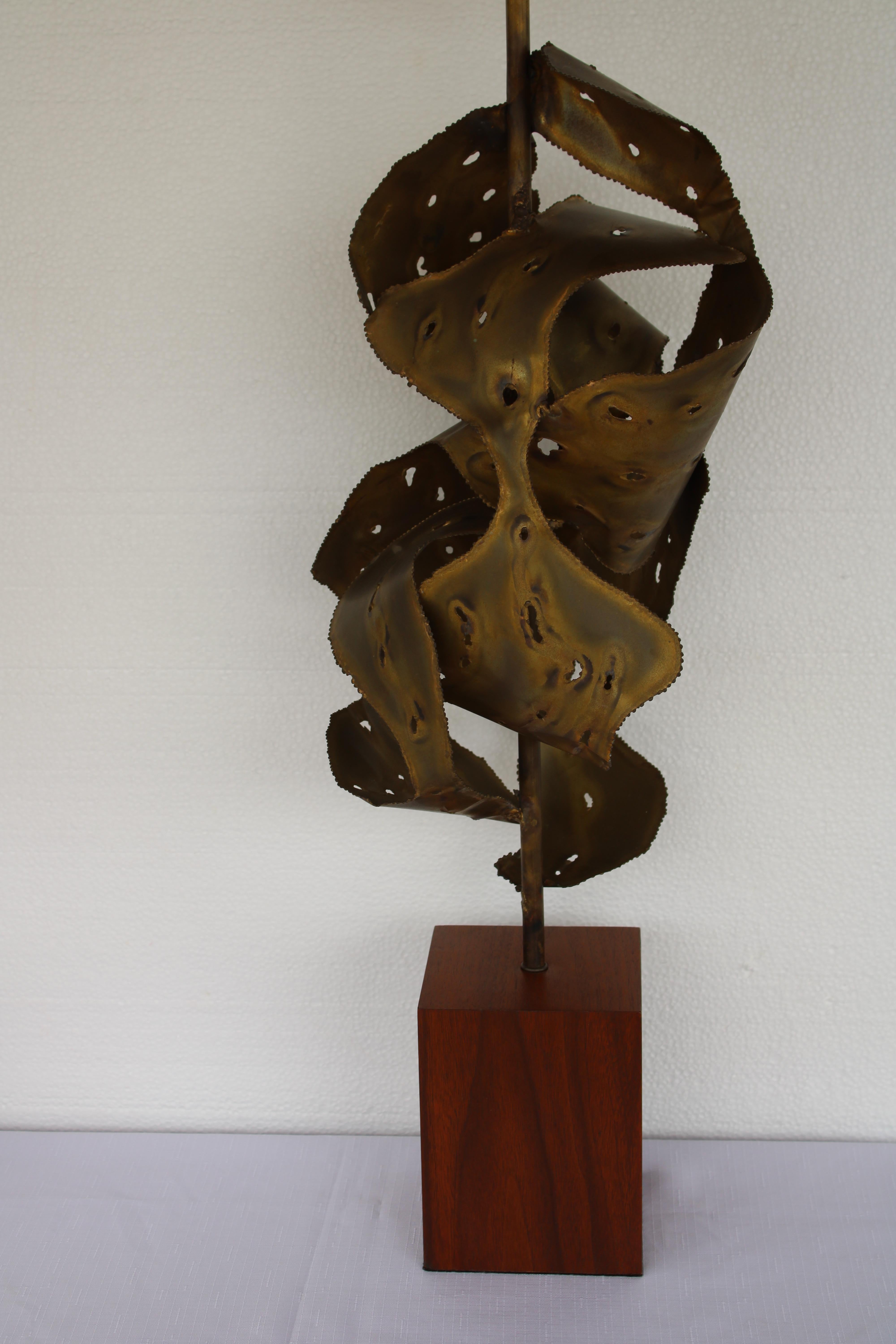 Skulpturale brutalistische Tischlampe auf Holzsockel, hergestellt von der Laurel Lamp Company in Newark, N.J.  Die Basis ist 5