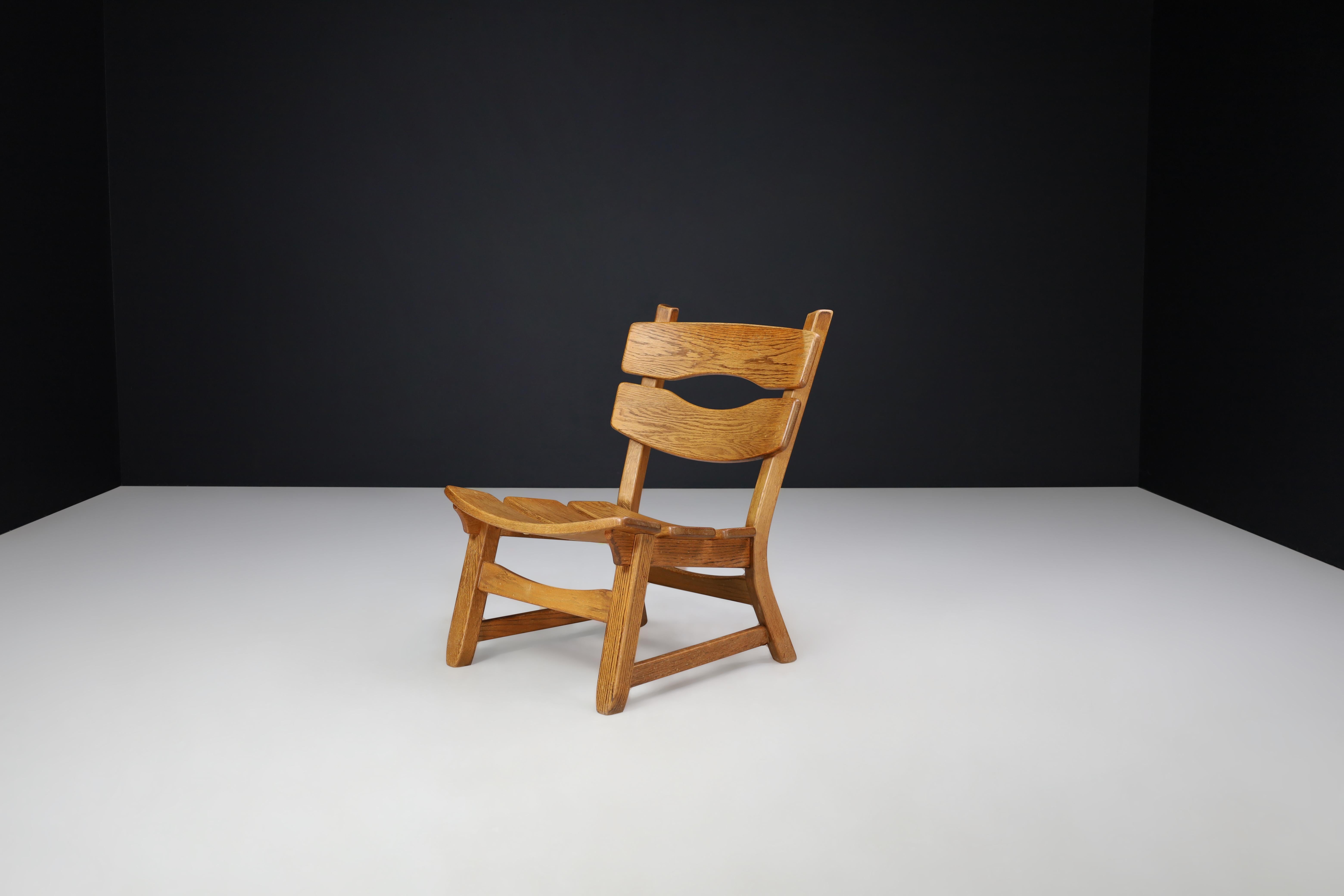 Sculptural Brutalist Lounge Chair in Blond Oak, France, 1960s — 12 Available

These sculptural lounge chairs, crafted in France during the 1960s, are striking examples of Brutalist design blended with the warmth of natural materials. Made from solid