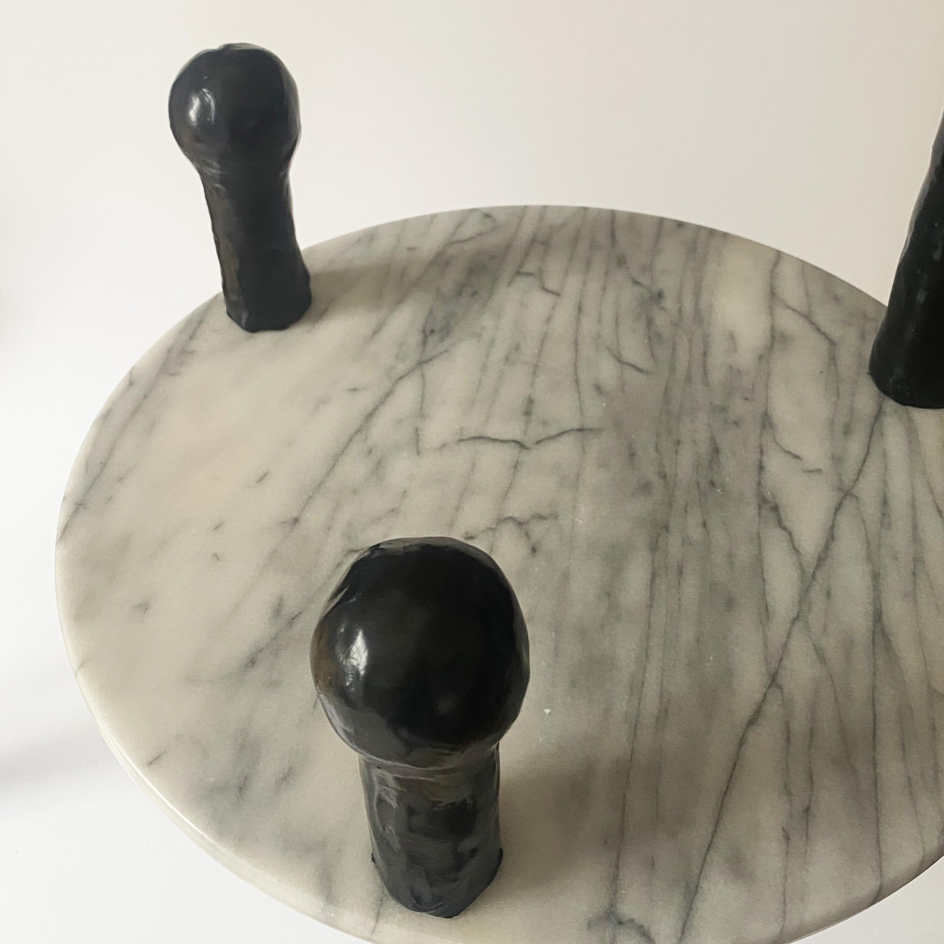 Français Table d'appoint sculpturale en marbre brutaliste de Jonathan Christian, France. en vente