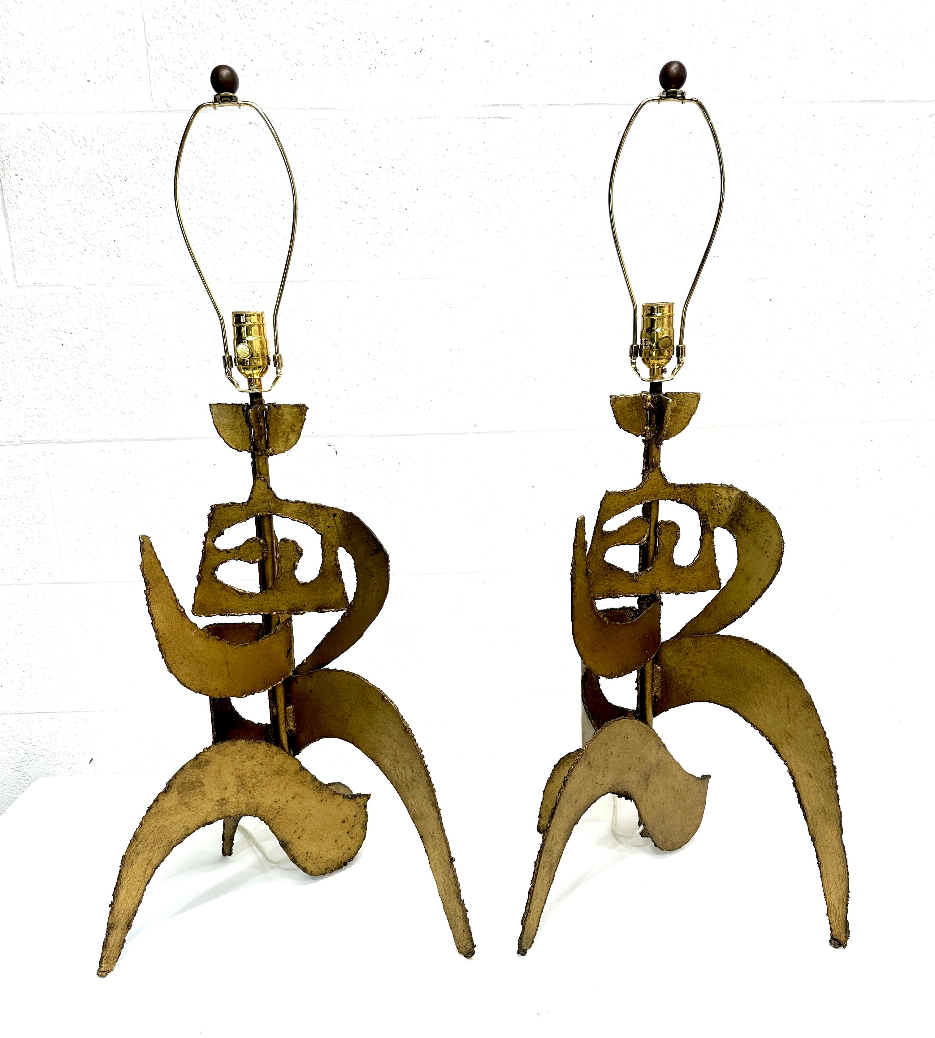 Coppia di lampade figurative astratte di Julian Chichester.
Acciaio tagliato a cannello con finitura oro patinato.
Dalla collezione Mr. Brown London.
Come nuovo, in ottime condizioni.