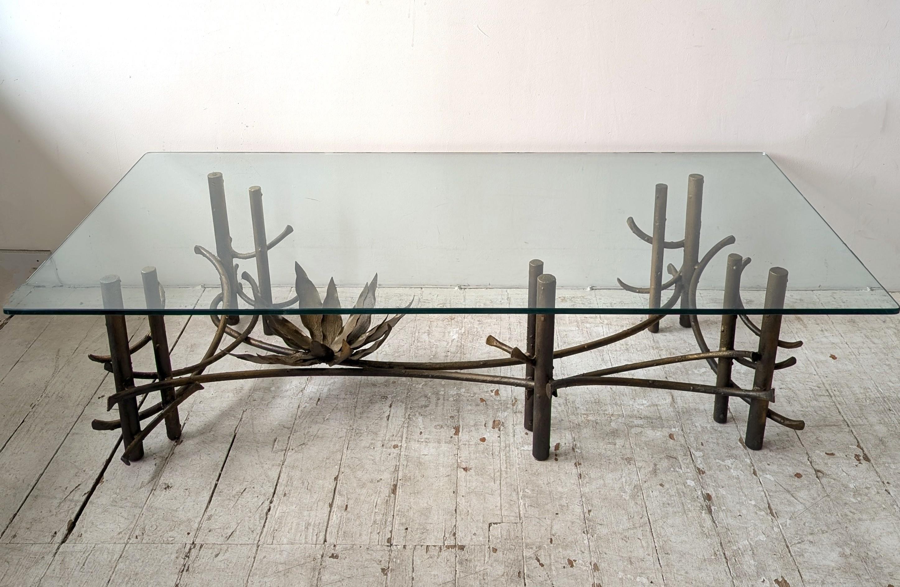 Sculptural Brutalist Silas Seandel attributed gilt metal lotus flower coffee table, USA 1970s. Iron, with brass/copper flower. Thick glass top (12mm) sits on the base. Good vintage condition.

Dimensions:
Glass top- 152cm wide, 76cm deep
Base- 138cm