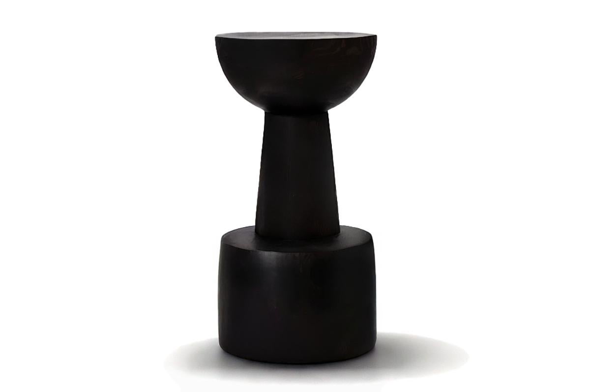 Brutalisme Tabouret de bar sculptural brutaliste en bois massif foncé Pureza en vente