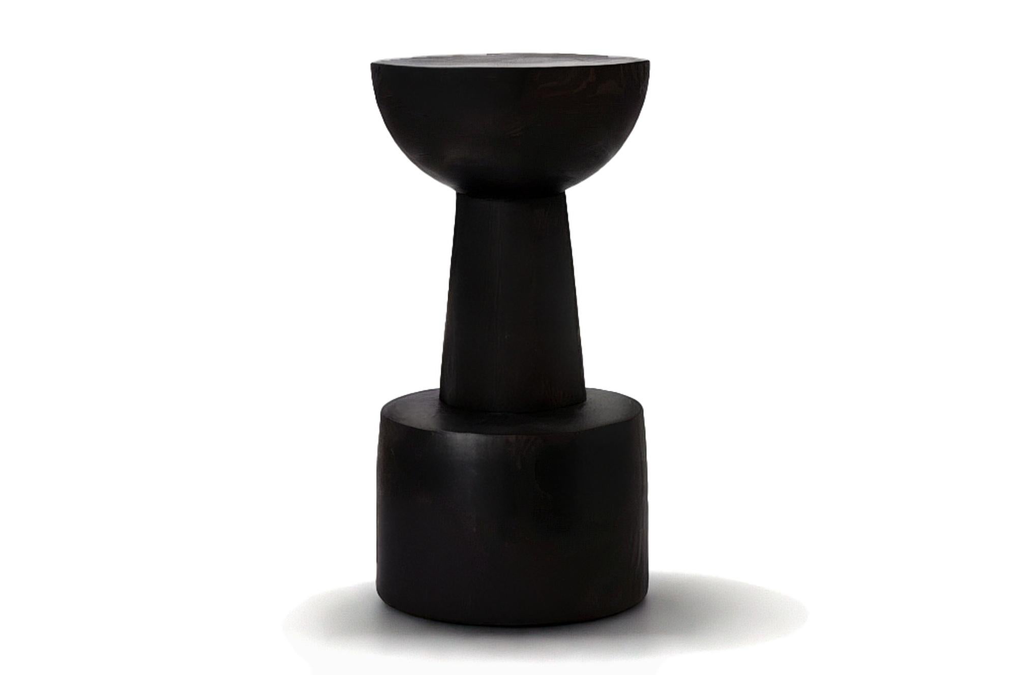 In mezzo al rumore della vita moderna, lo sgabello Pureza è un ritorno all'essenza. Con la sua geometria equilibrata e la sua Silhouette disadorna, invita all'immobilità, offrendo una seduta non solo per il corpo, ma anche per la chiarezza del