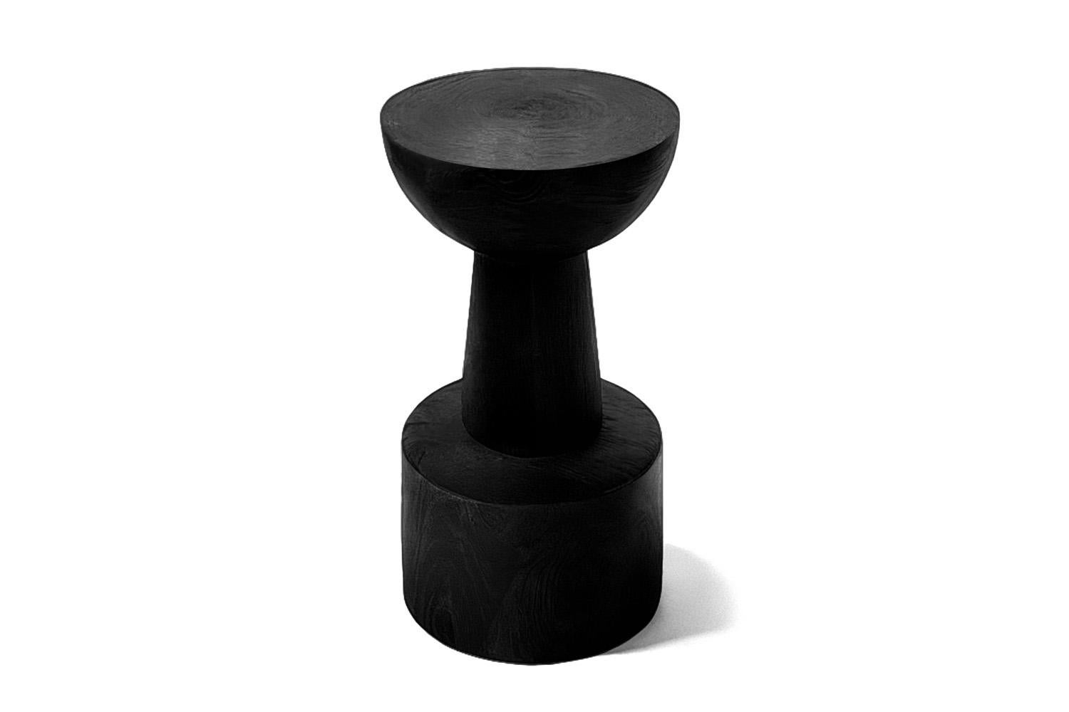 Postmoderno Sgabello scultoreo brutalista in legno massiccio scuro Pureza in vendita