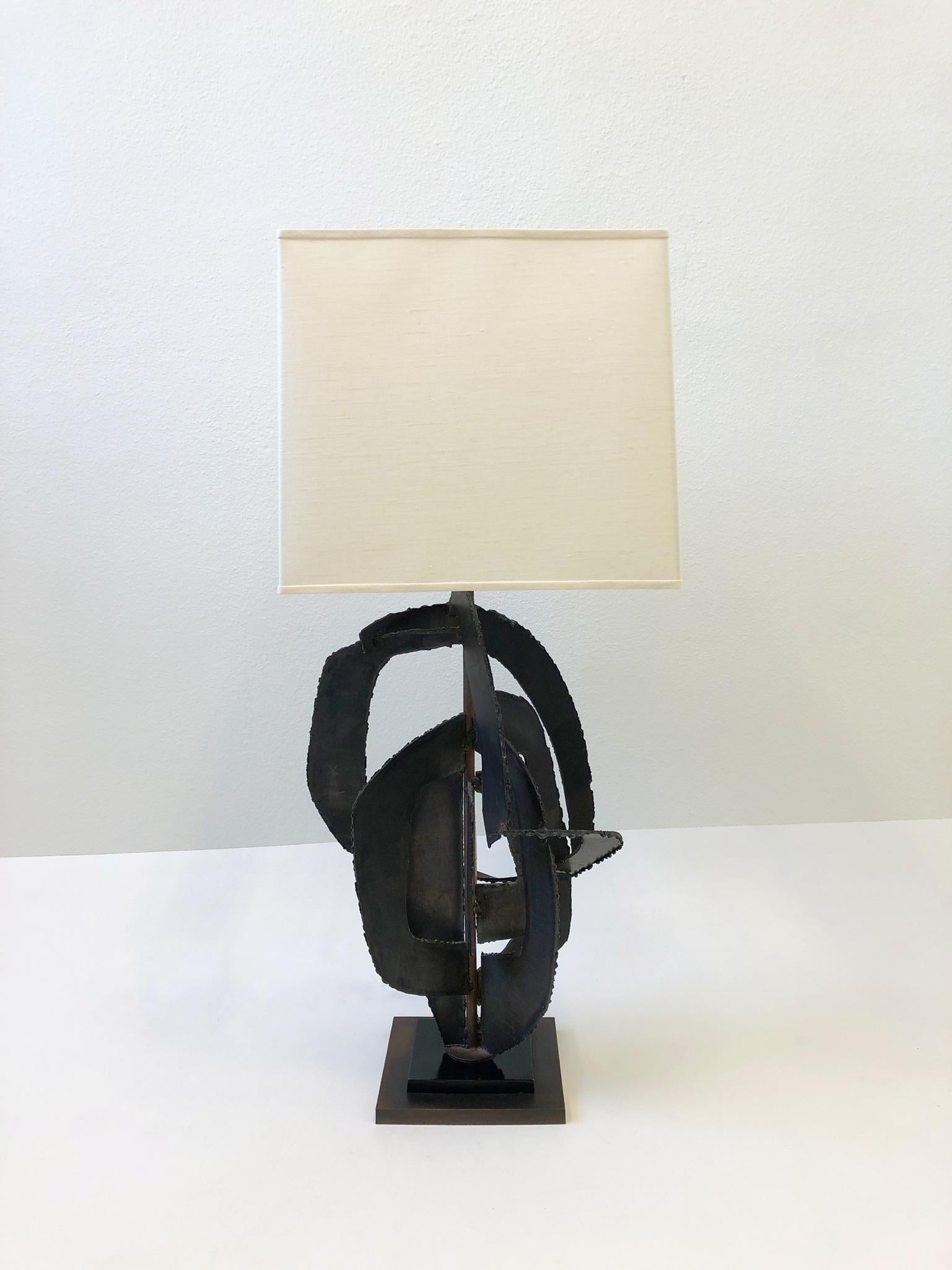 Brutalist table lamp design in the 1960s by Richard Barr for Laurel Lamp Company. Constructed of torch-cut steel that’s welded together to form an abstract sculpture. The square base is black lacquered and bronze finish. Newly rewired and new