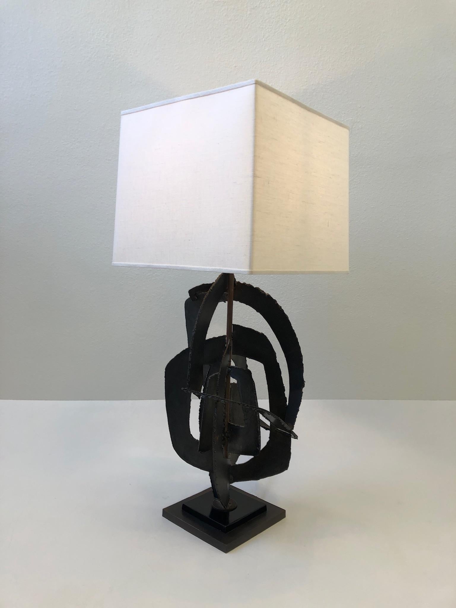 Sculptural Brutalist Steel Table Lamp by Richard Barr for Laurel Lamp Co In Excellent Condition In Palm Springs, CA