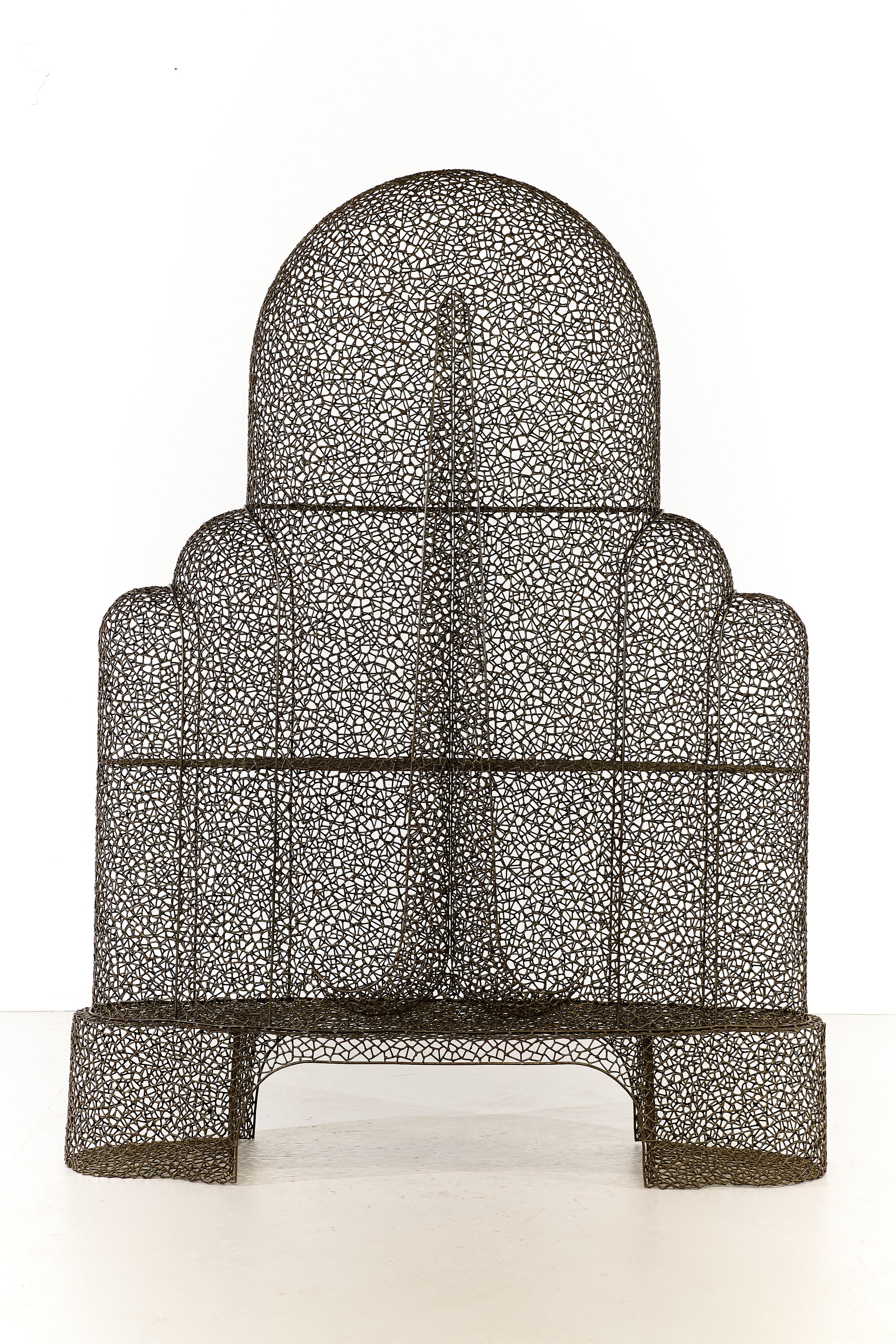 Malla metálica en hierro forjado Buffet diseñado por el diseñador italiano Anacleto Spazzapan. Nacido en 1943 en Luino, Varese, la obra de Spazzapan incluye diversos muebles, como sillas, mesas y piezas escultóricas, que se caracterizan por sus