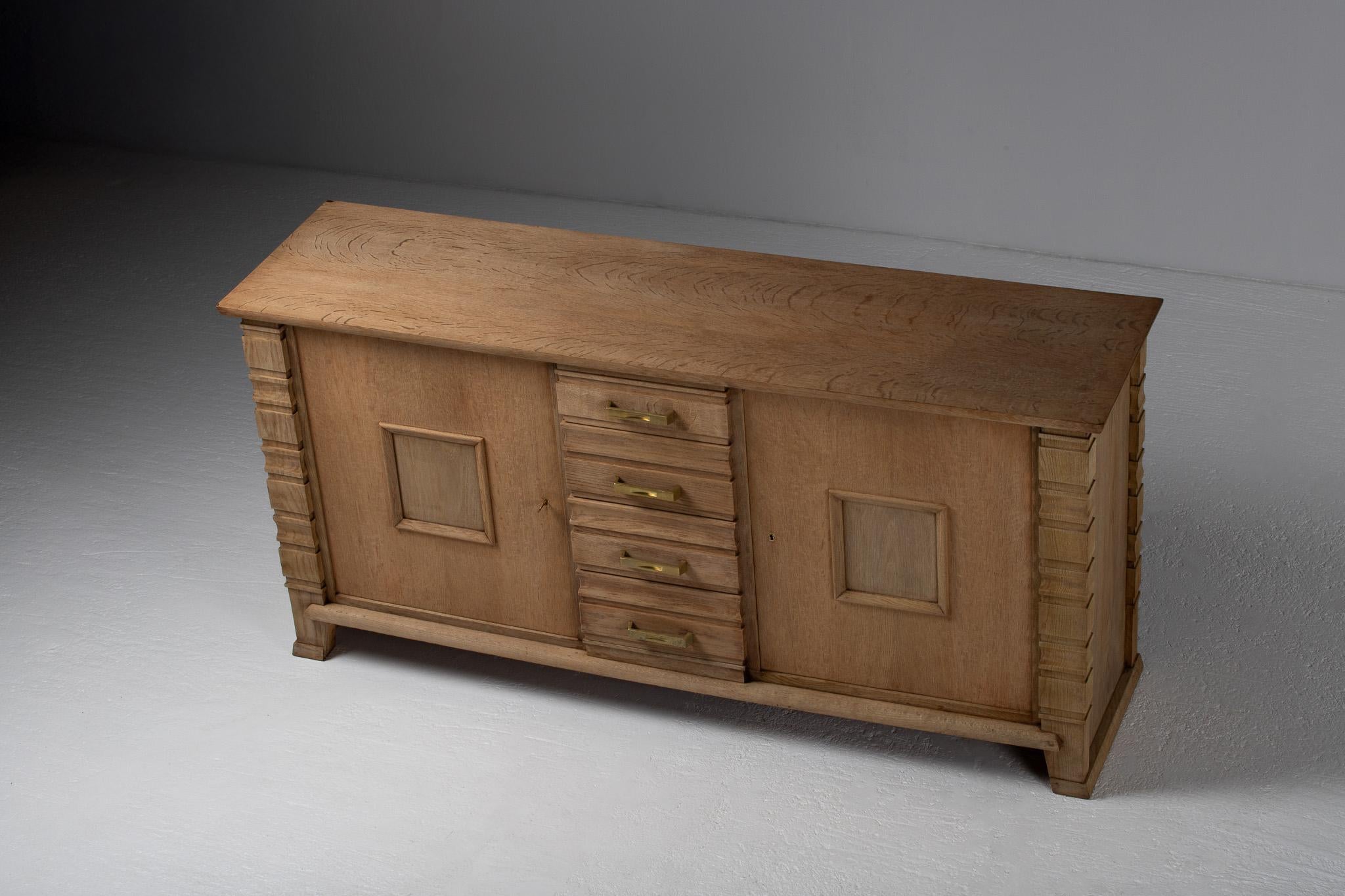 Chêne Buffet sculptural en chêne, France en vente