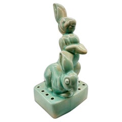 Skulpturaler Bunny Kaninchen Tulpenblumenfrosch von West Coast Pottery