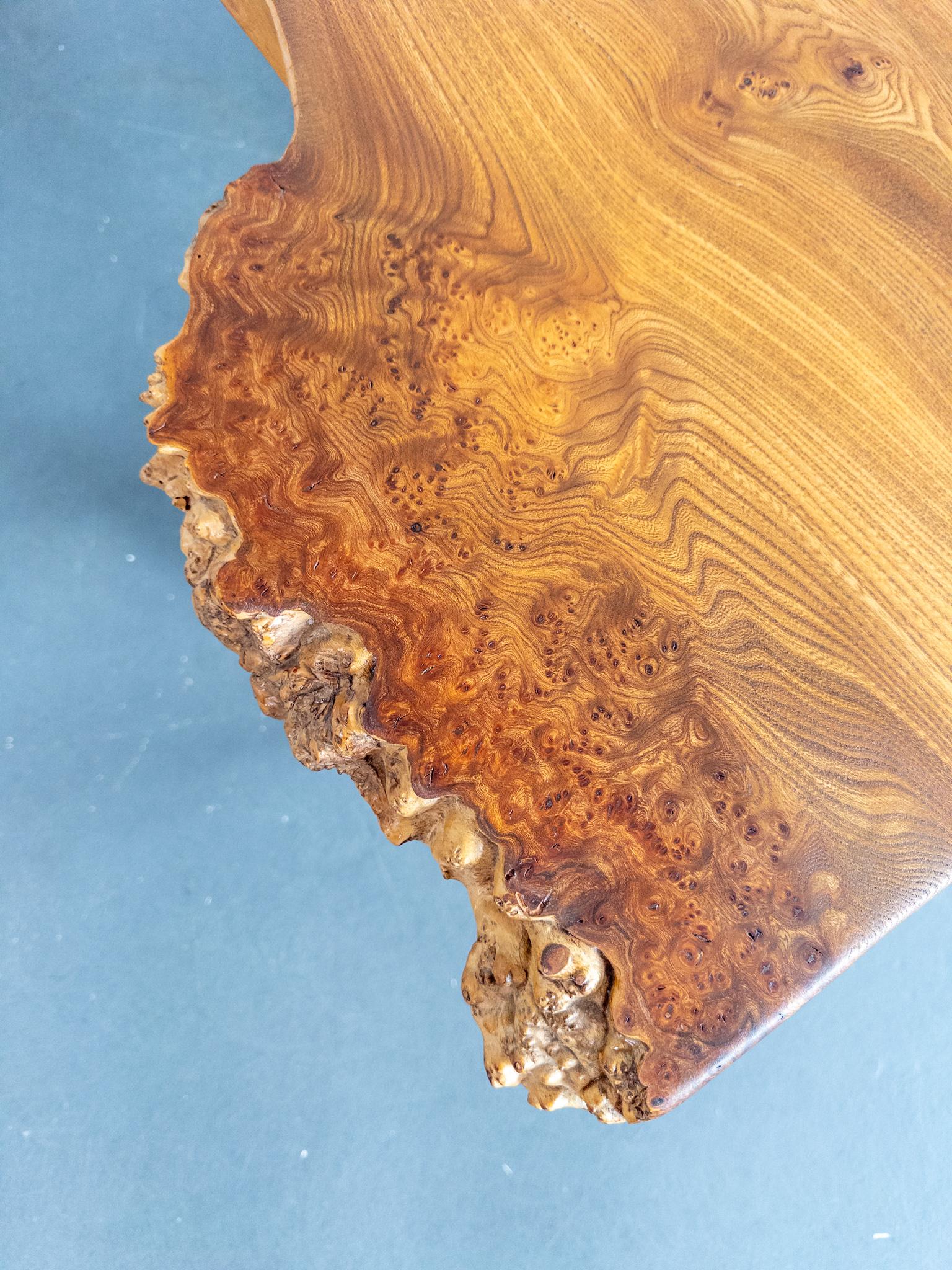Mesa de centro escultórica de madera burl de Söwe Konst, Suecia, 1970
Diseñado por Sigvard Nilsson y Kjell Andersson

Impresionante ejemplo del modernismo orgánico escandinavo, esta mesa de centro única en su género fue fabricada a mano en Suecia en