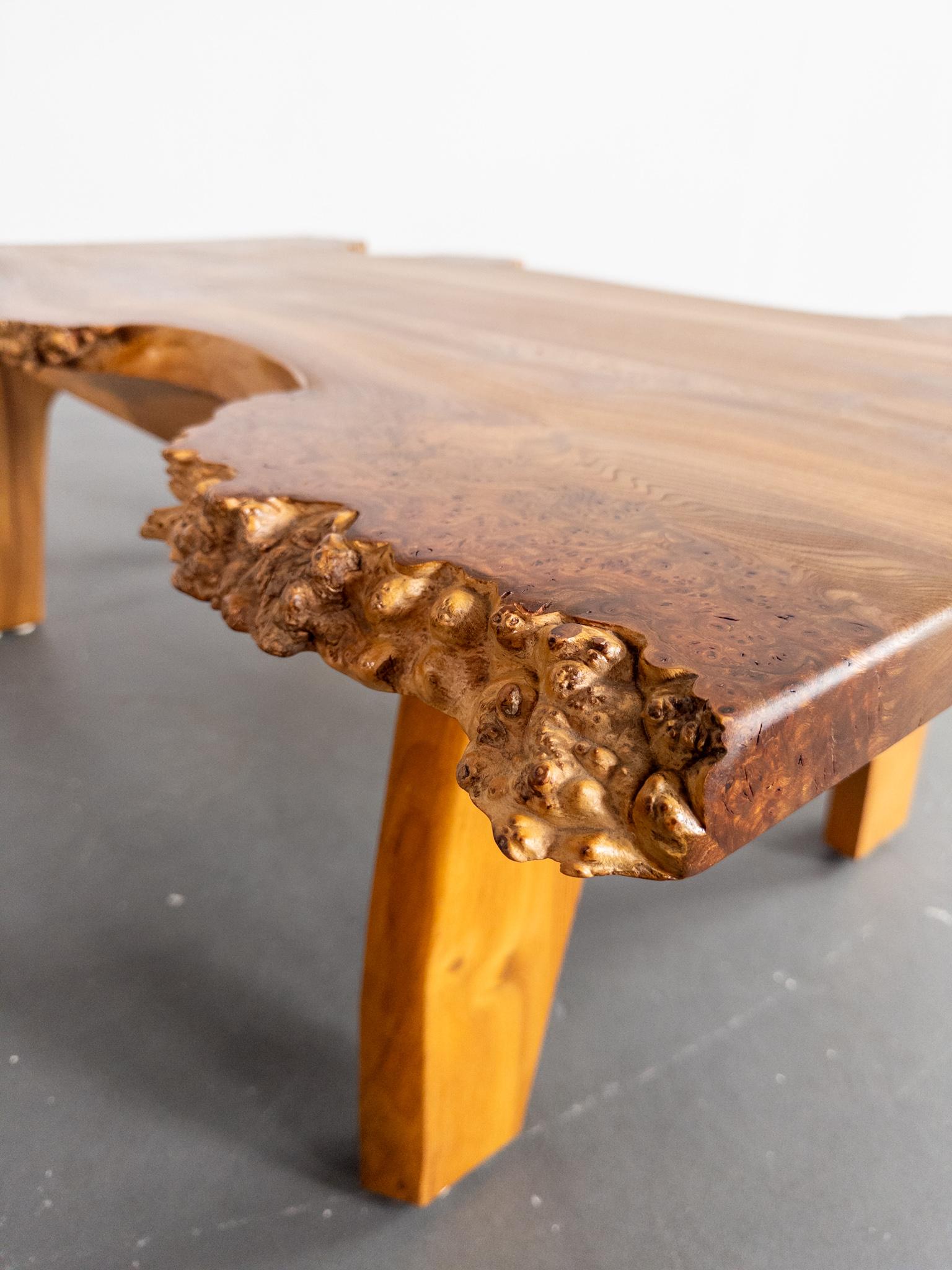 Mesa de centro escultórica de madera burl de Söwe Konst, Suecia, 1970 Escandinavo moderno en venta