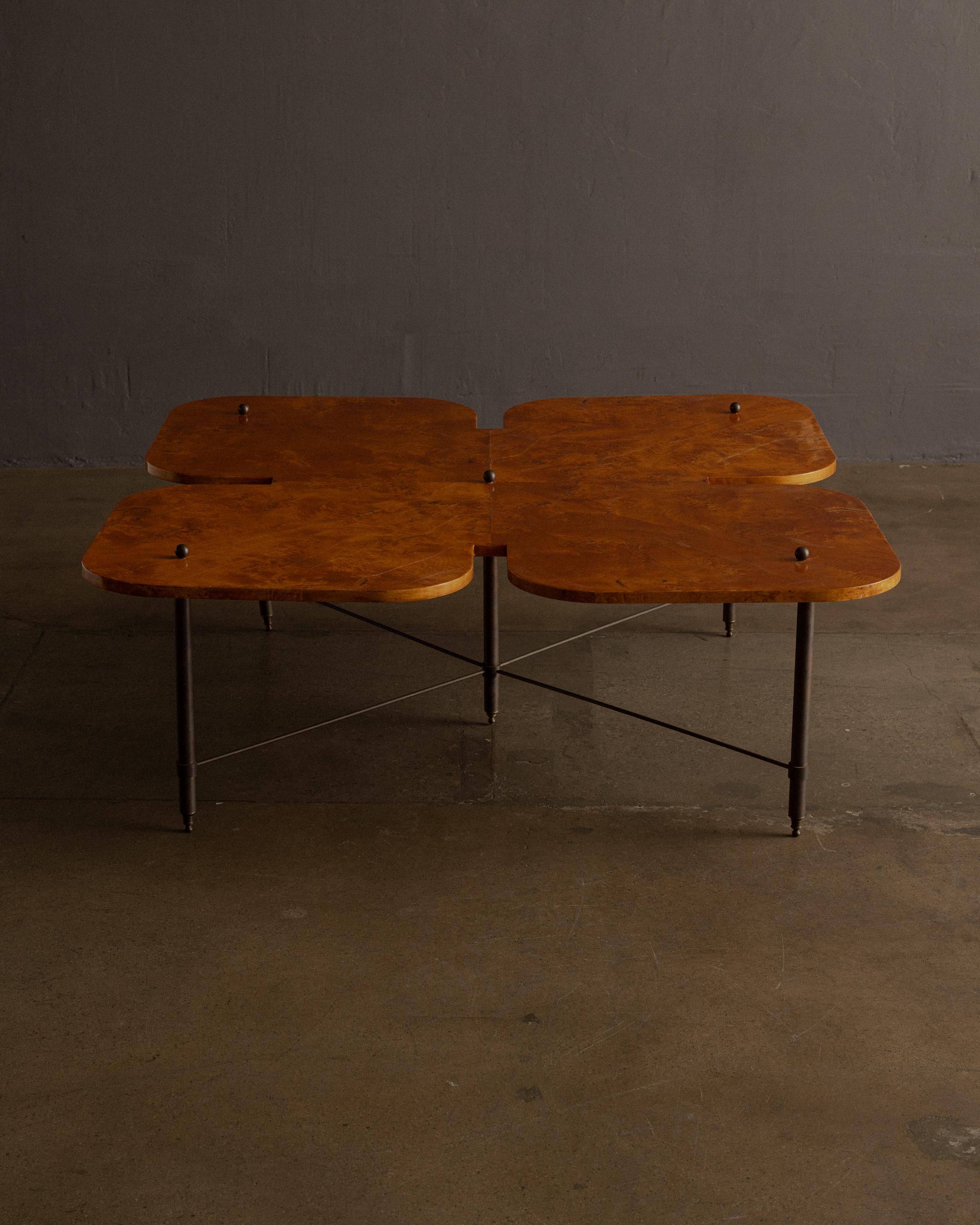 Un tavolino da caffè degli anni '60 splendidamente espressivo, con un piano scultoreo a forma di trifoglio in legno di radica riccamente scolpito. Il piano del tavolo è formato da quattro quadranti che si intersecano tra loro, ognuno dei quali