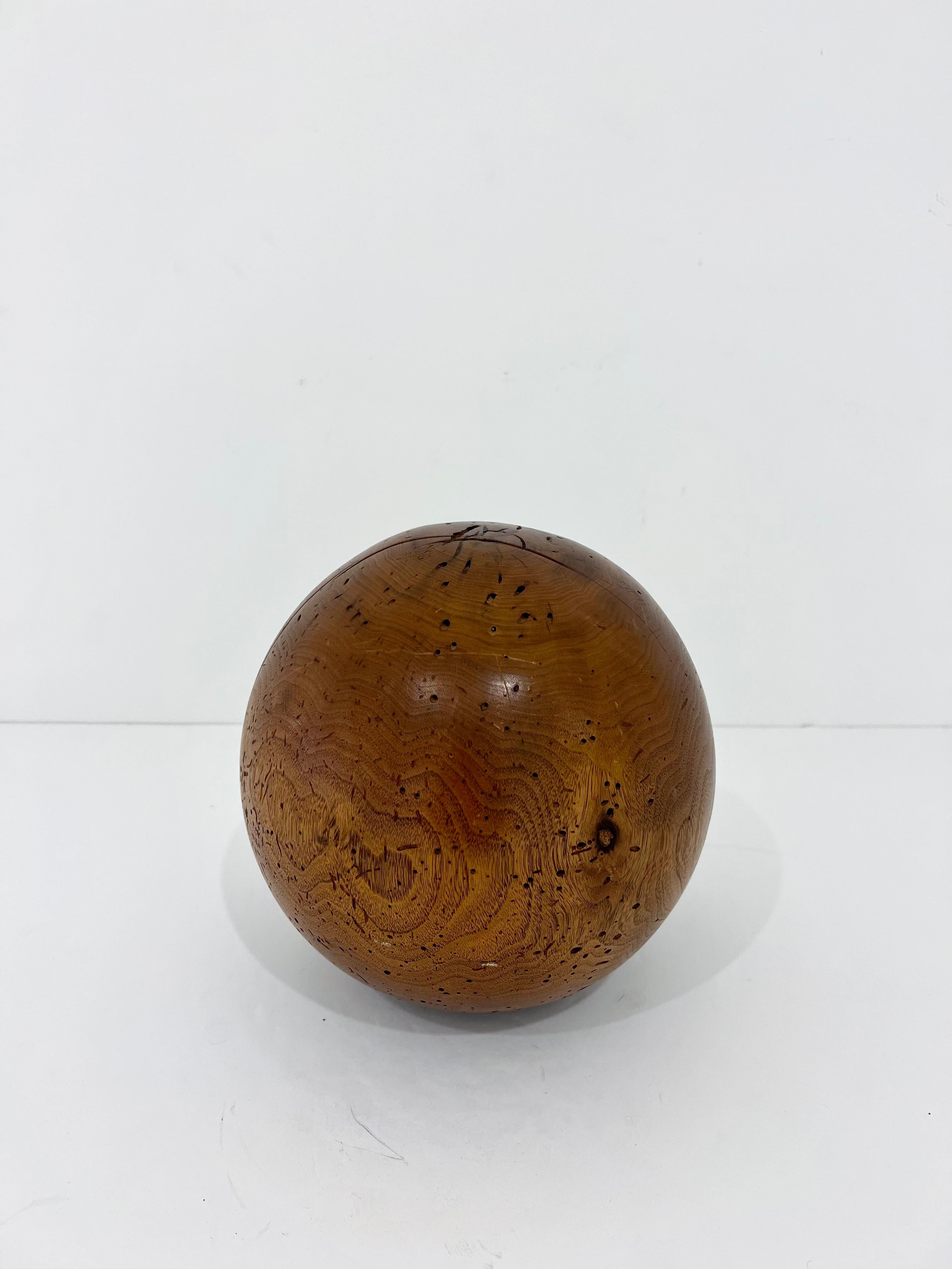 Esfera decorativa escultórica vintage de madera de burl, años 70, fabricada por artesanos estadounidenses.