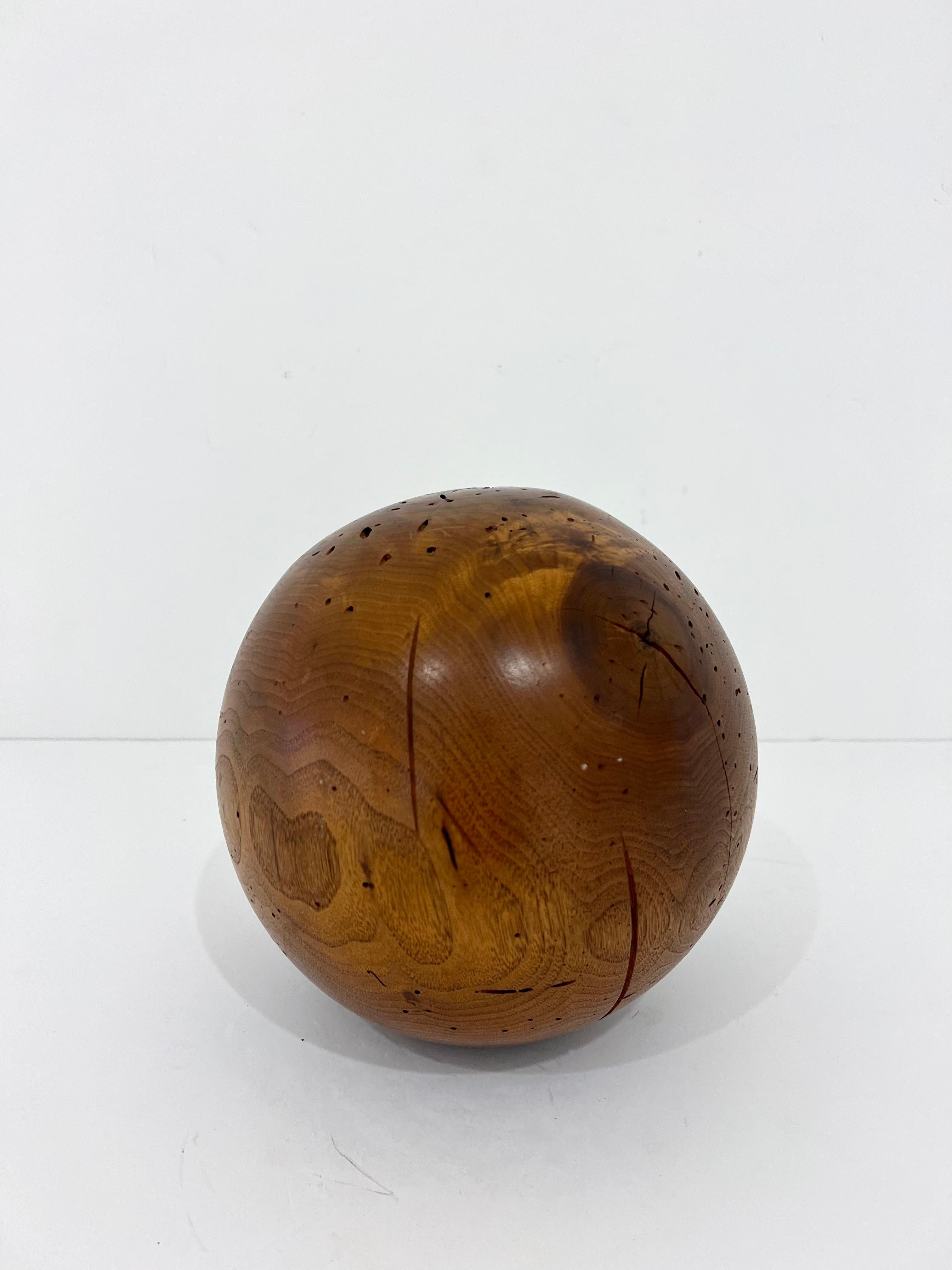 Esfera decorativa escultórica de madera de arce Moderno de mediados de siglo en venta