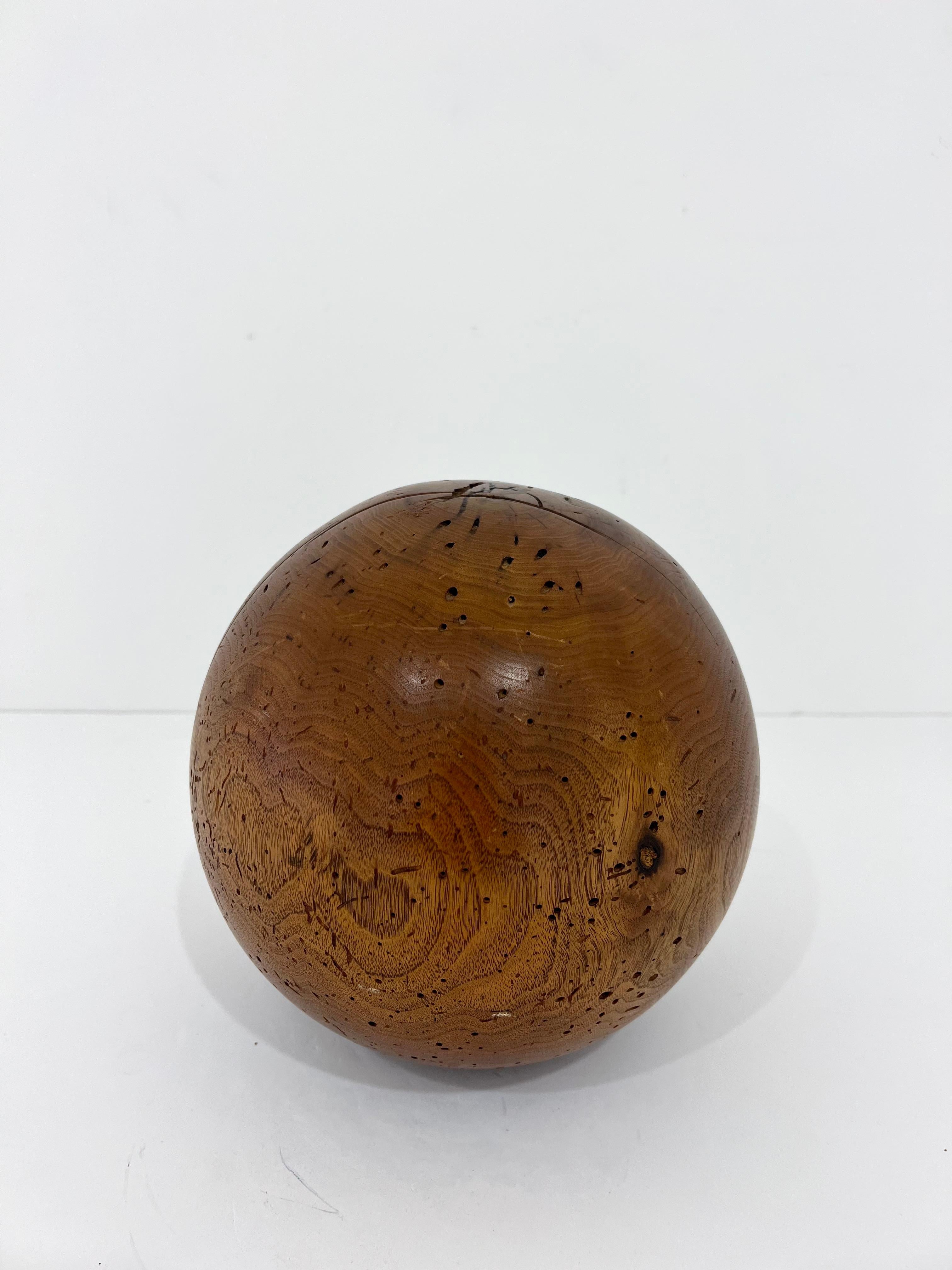 Esfera decorativa escultórica de madera de arce Estadounidense en venta