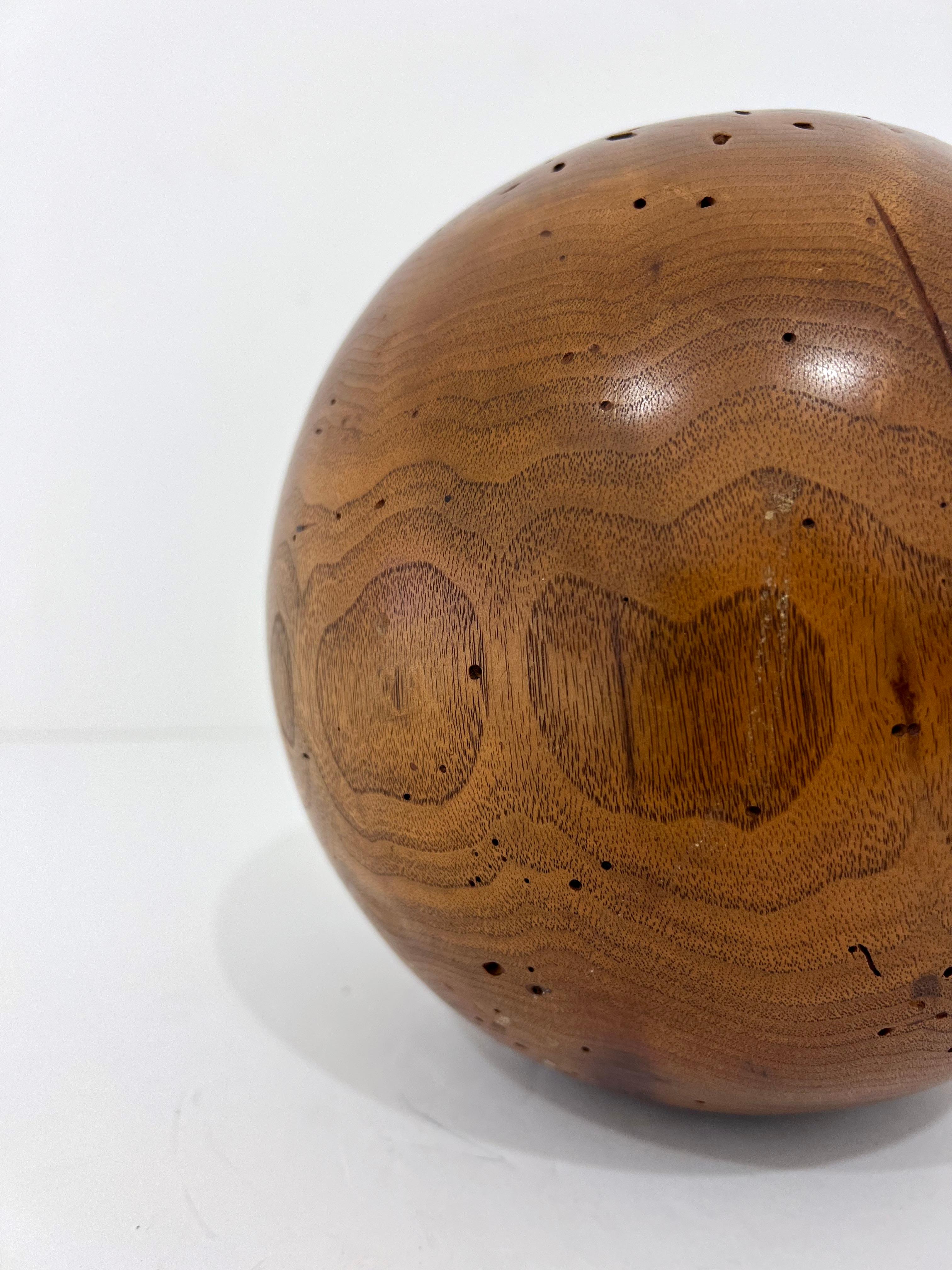 Esfera decorativa escultórica de madera de arce siglo XX en venta