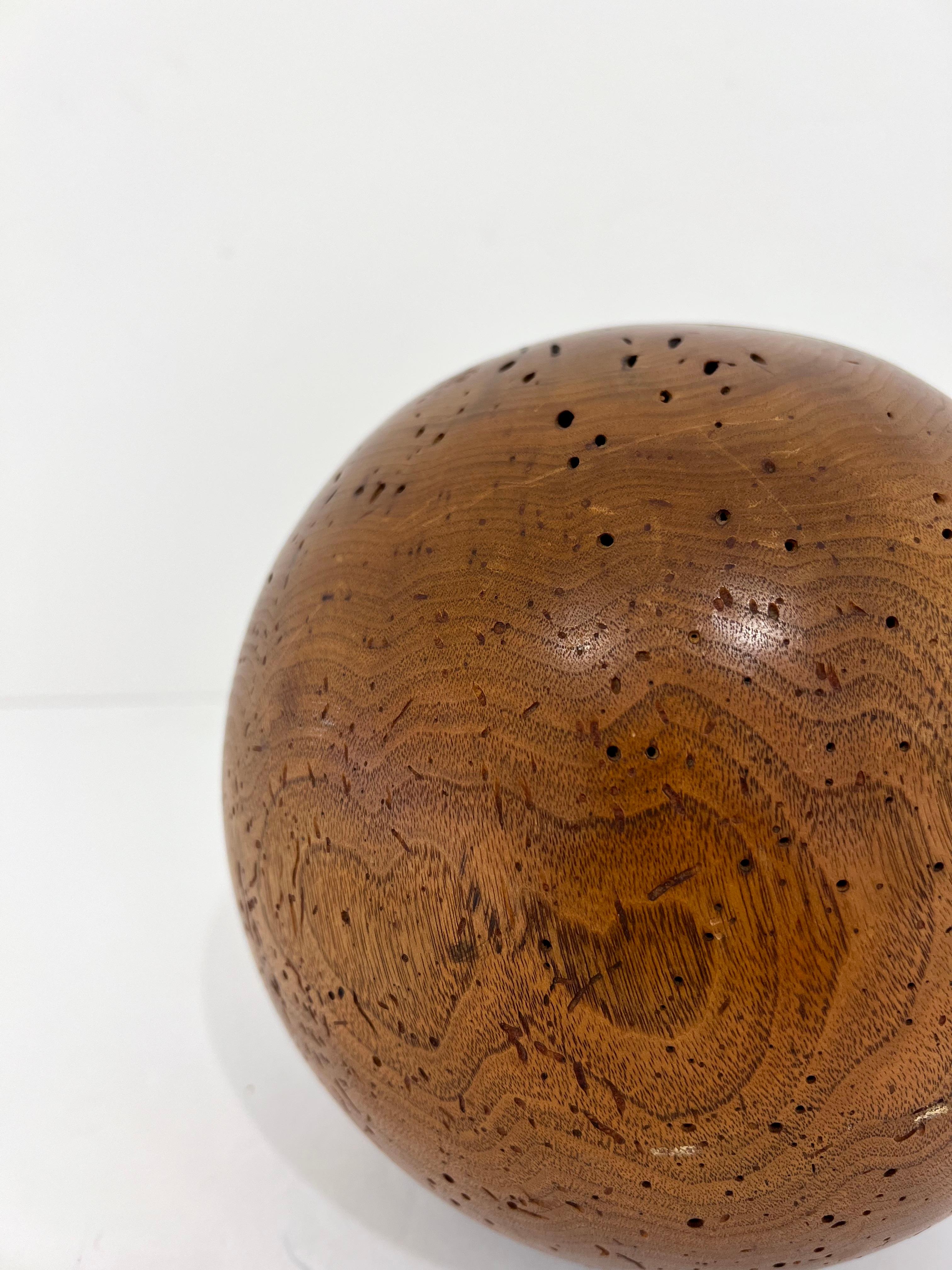 Esfera decorativa escultórica de madera de arce en venta 1