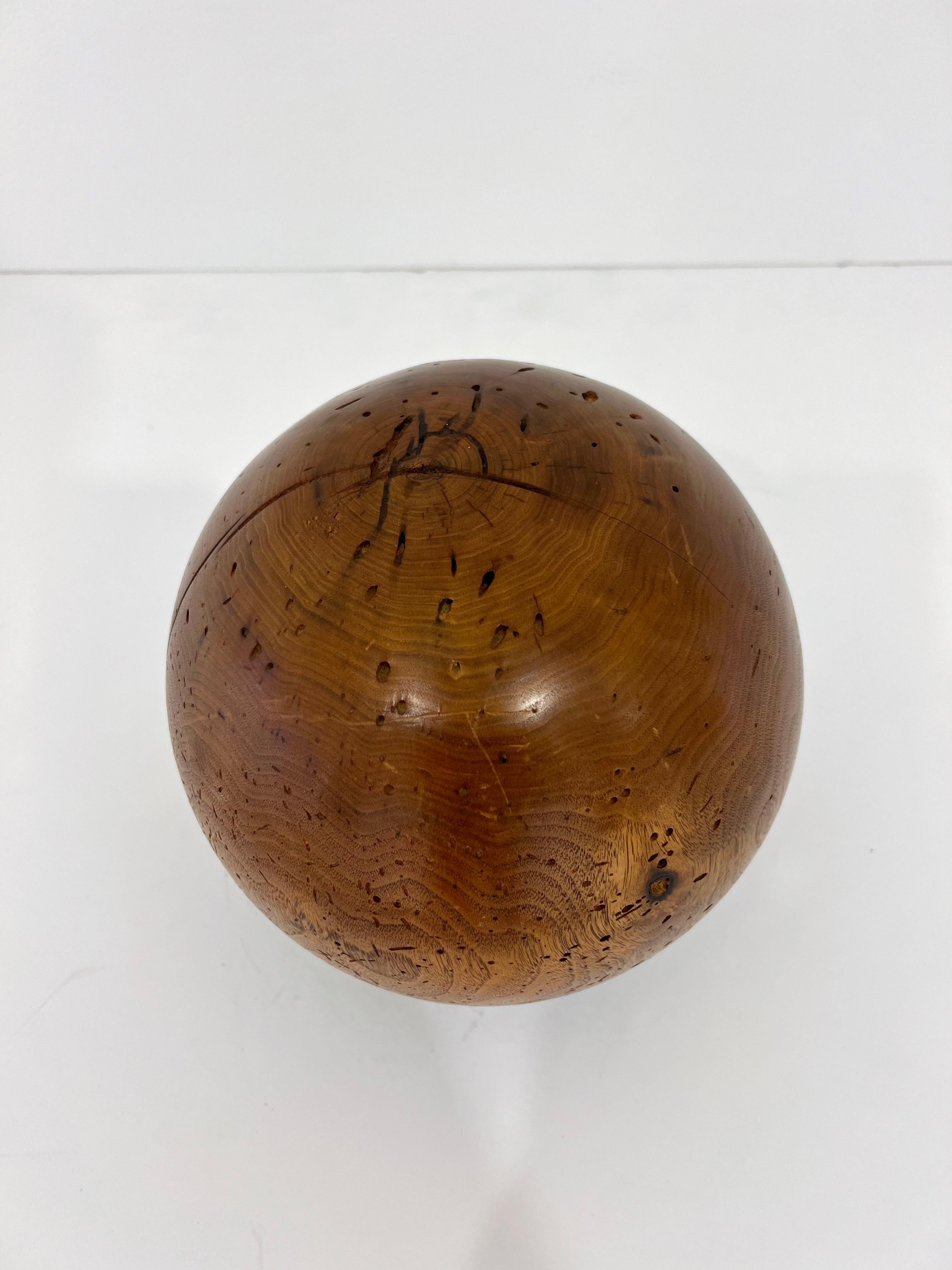 Esfera decorativa escultórica de madera de arce en venta 2