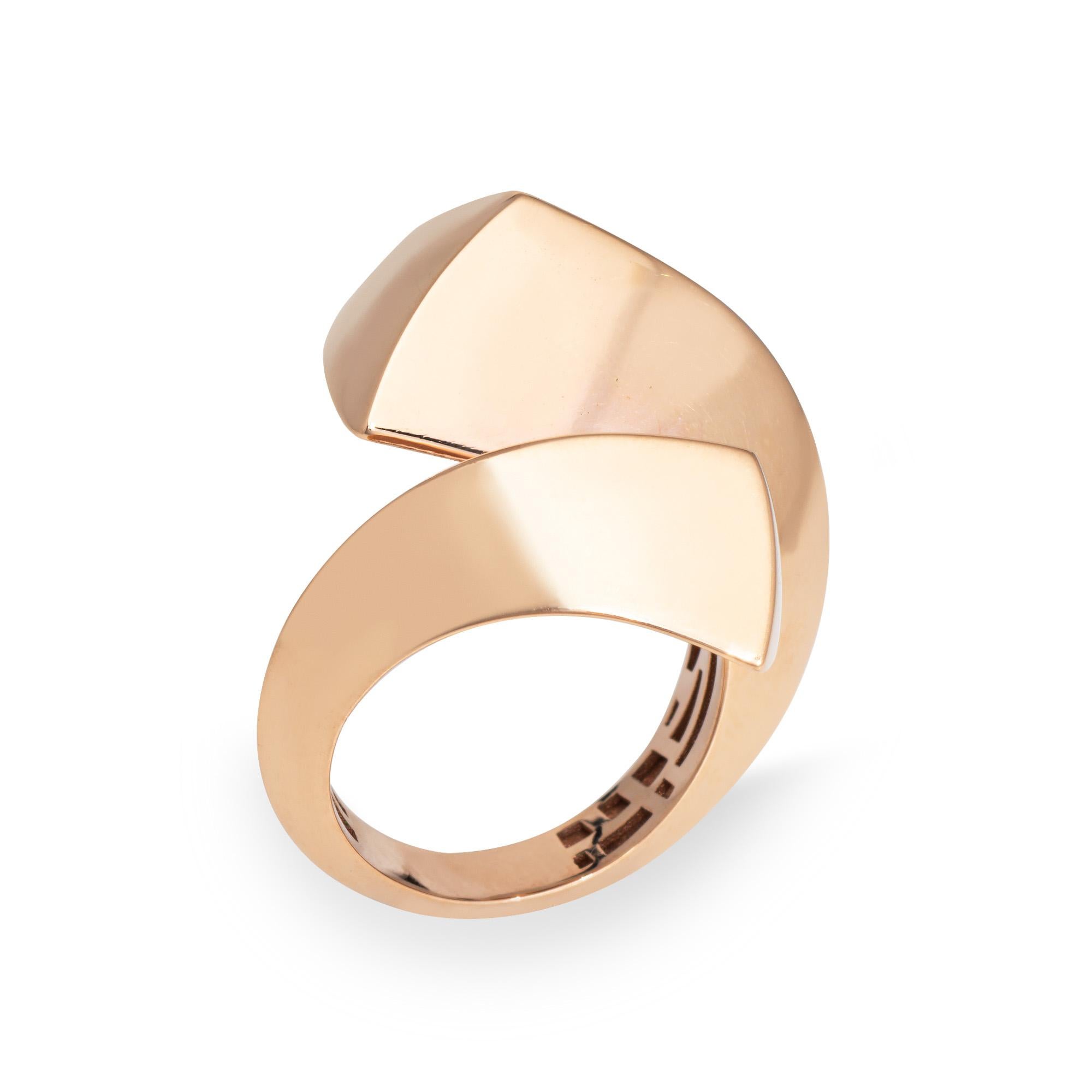 Elegante anillo de cóctel escultural contemporáneo elaborado en oro rosa de 18 quilates (hacia la década de 2000). 

Con un escultural diseño de circunvalación, ¡este atrevido anillo es una gran declaración de intenciones en la mano! El anillo de