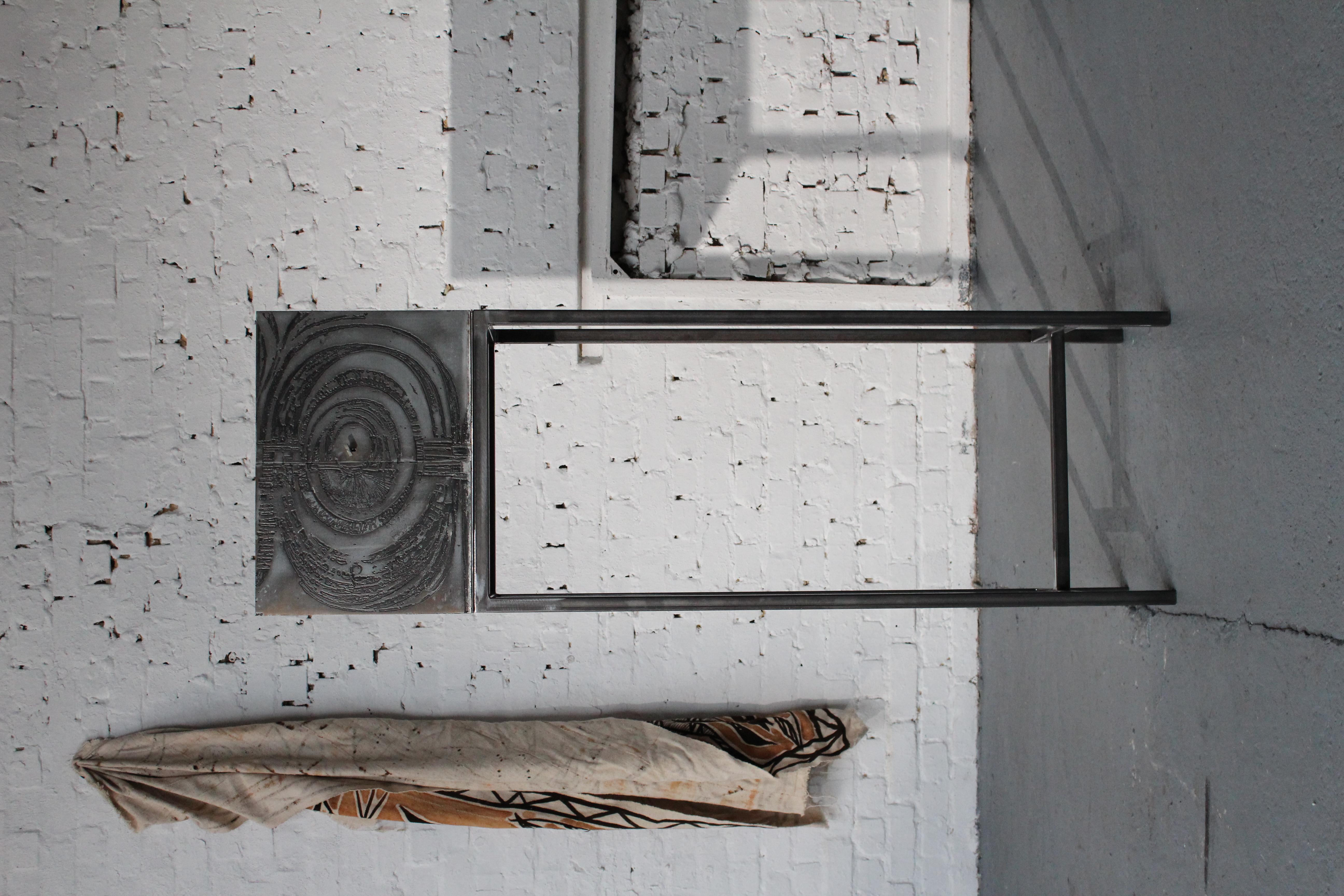 Mobile bar dello scultore belga Roger Bonduel (1930-2019) in acciaio acidato e patinato. Base metallica posteriore. Dal 1961 al 1966, Roger Bonduel ha insegnato arte visiva all'Academy Arts di Bruges. Bonduel divenne famosa soprattutto per le sue