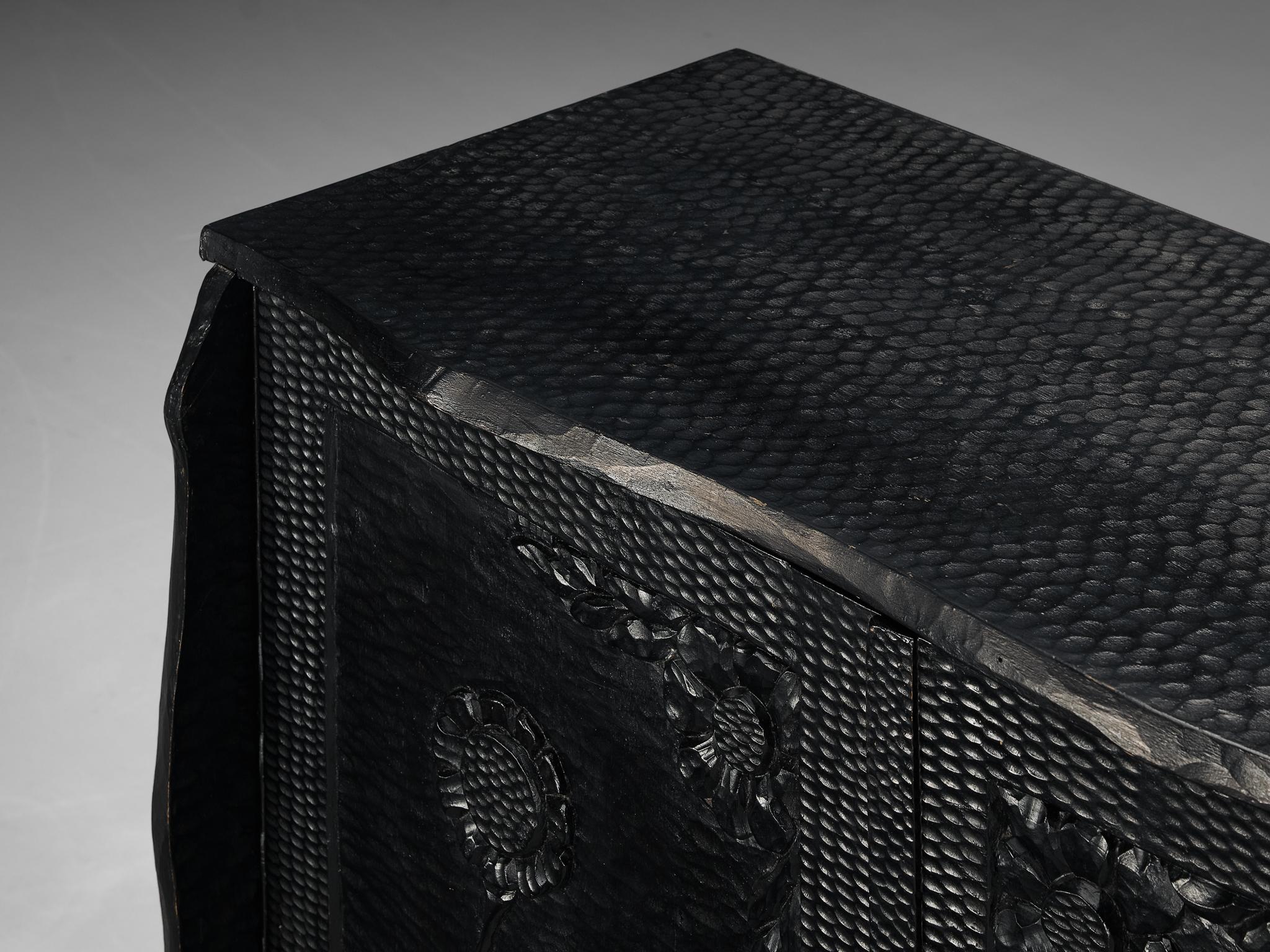 Français Cabinet sculptural en Wood Wood laqué noir avec Carved Decorative  en vente