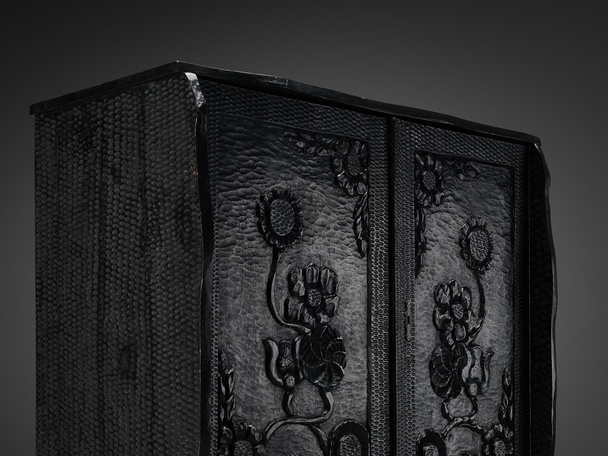 Sculptural Cabinet in Black Lacquered Wood with Decorative Carvings  In Good Condition For Sale In Waalwijk, NL