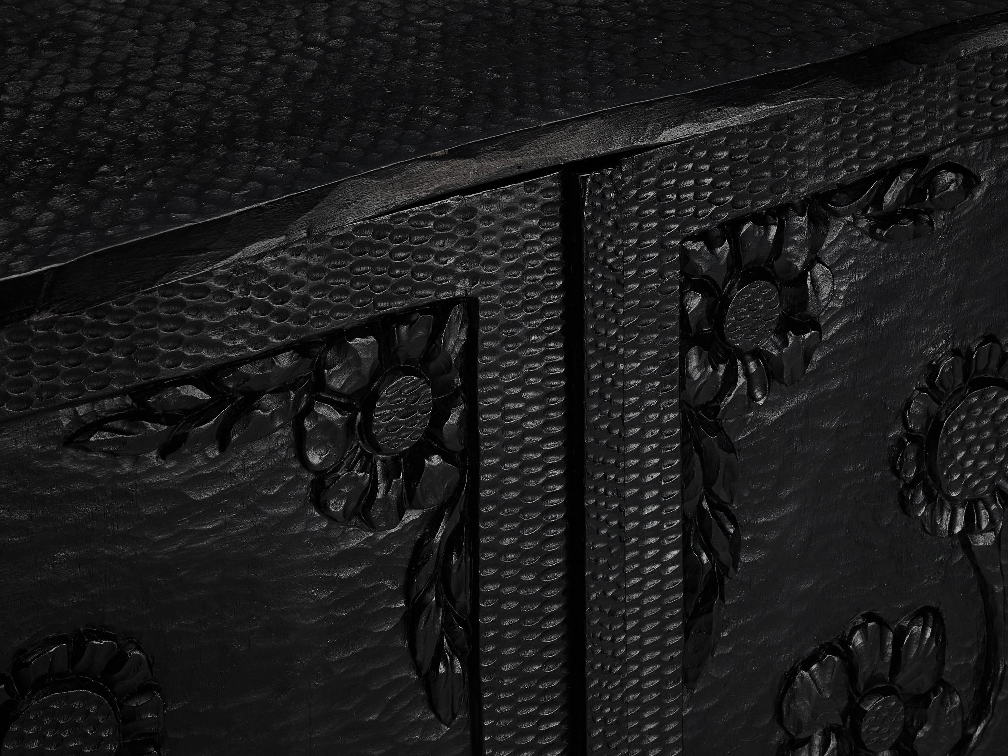 Bois Cabinet sculptural en Wood Wood laqué noir avec Carved Decorative  en vente