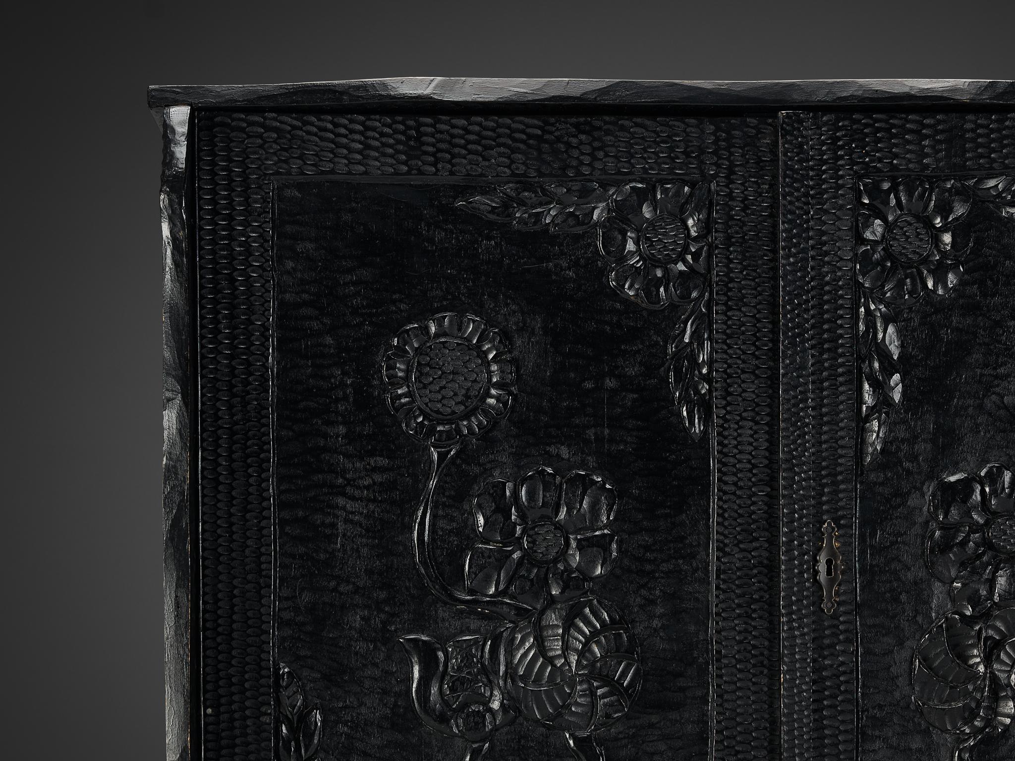 Cabinet sculptural en Wood Wood laqué noir avec Carved Decorative  en vente 2