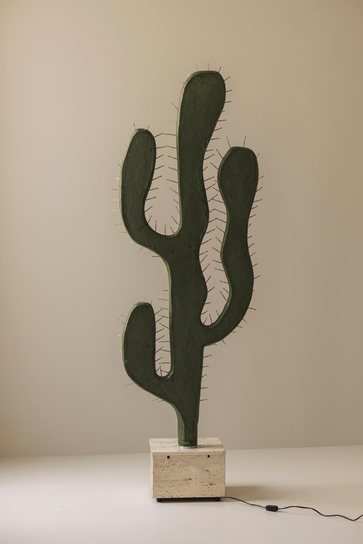 Lampadaire décoratif sculptural en forme de cactus des années 1970, travertin et fibre de verre en vente 3