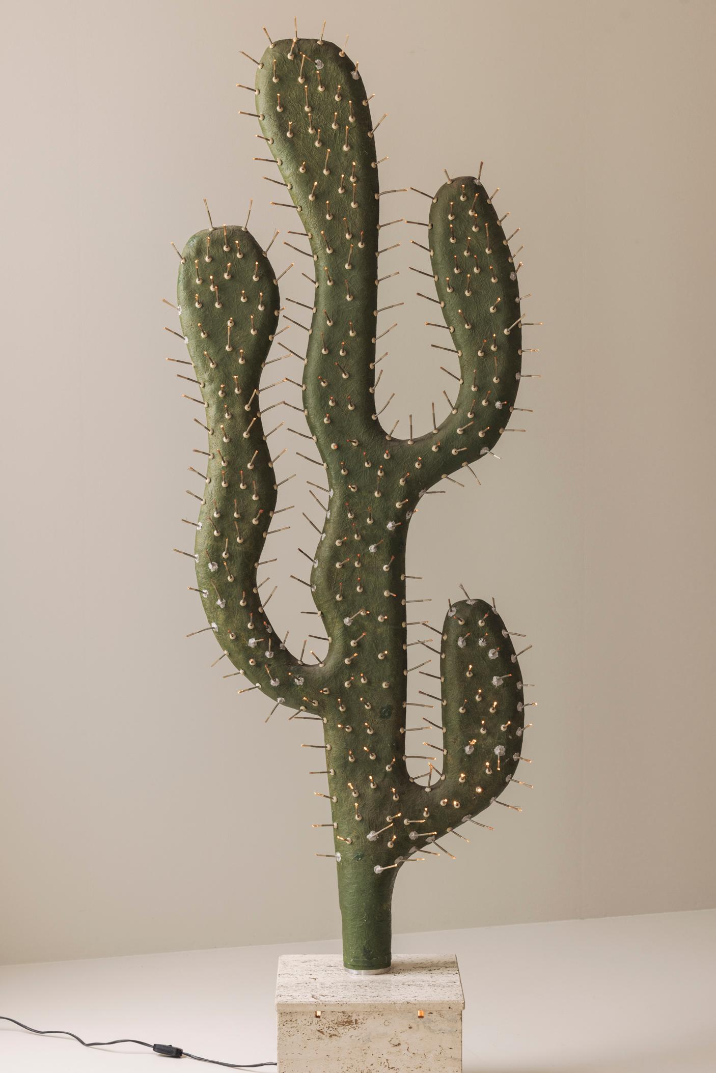 Mid-Century Modern Lampadaire décoratif sculptural en forme de cactus des années 1970, travertin et fibre de verre en vente
