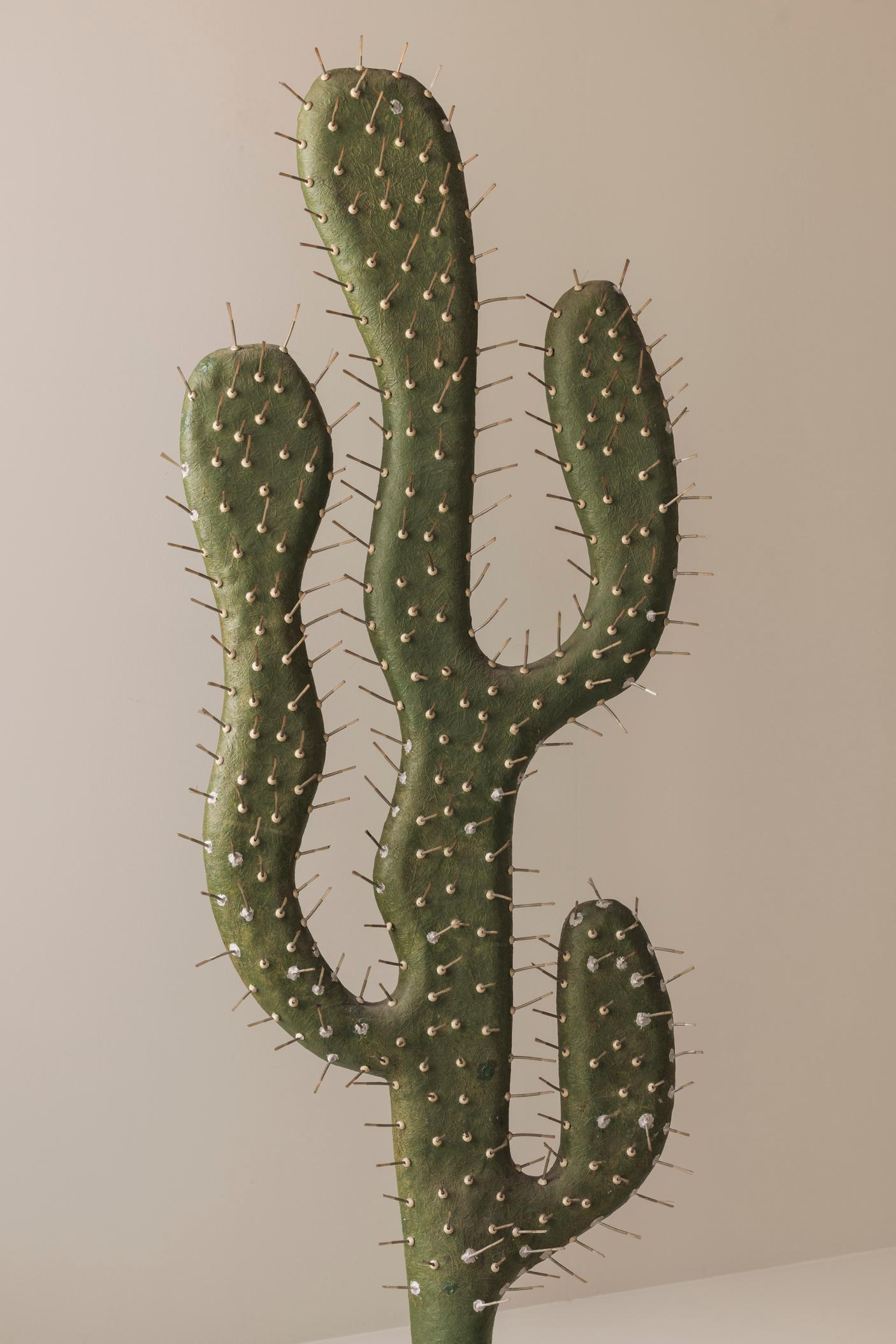 Européen Lampadaire décoratif sculptural en forme de cactus des années 1970, travertin et fibre de verre en vente