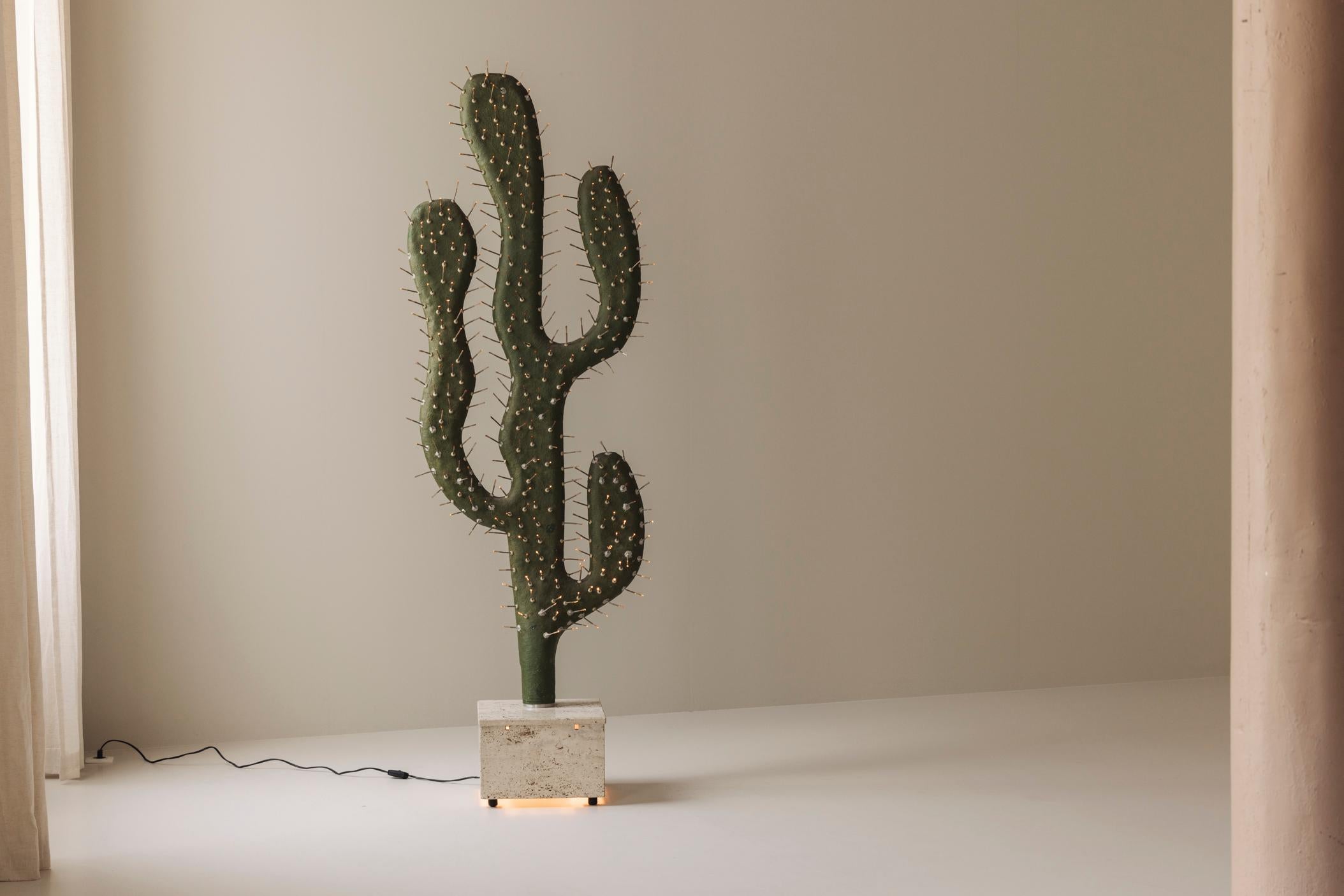 Fin du 20e siècle Lampadaire décoratif sculptural en forme de cactus des années 1970, travertin et fibre de verre en vente