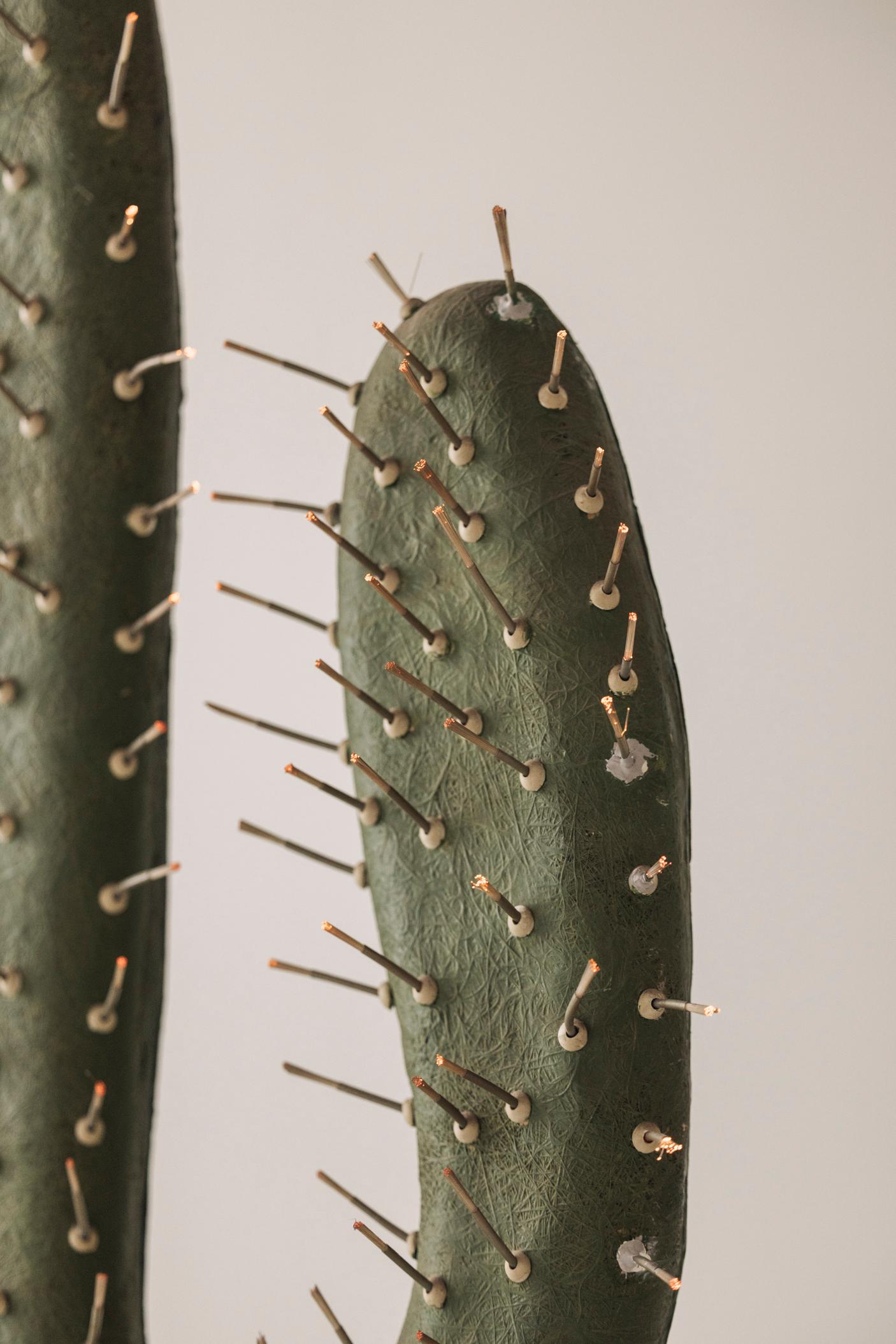 Lampadaire décoratif sculptural en forme de cactus des années 1970, travertin et fibre de verre en vente 1