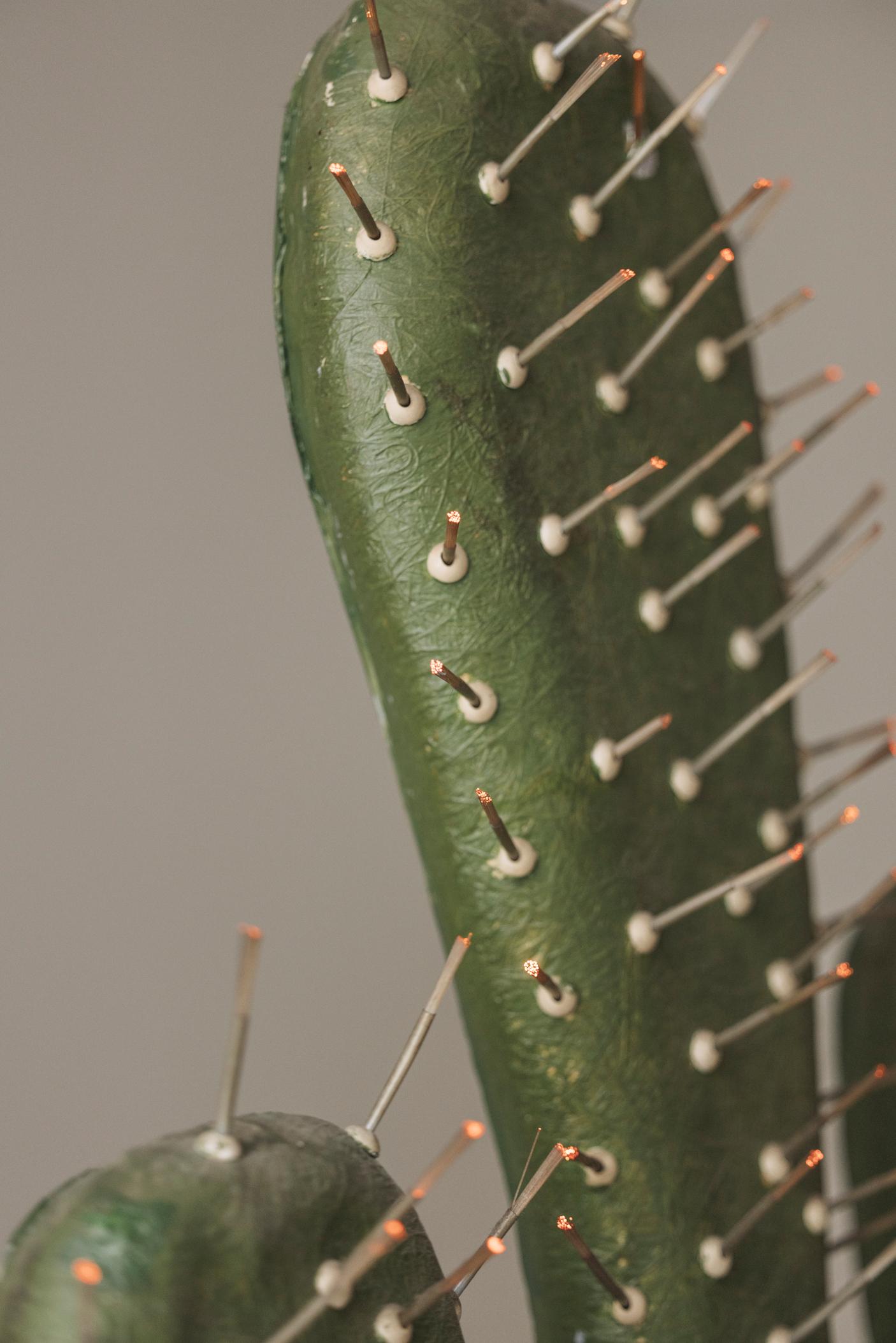 Lampadaire décoratif sculptural en forme de cactus des années 1970, travertin et fibre de verre en vente 2