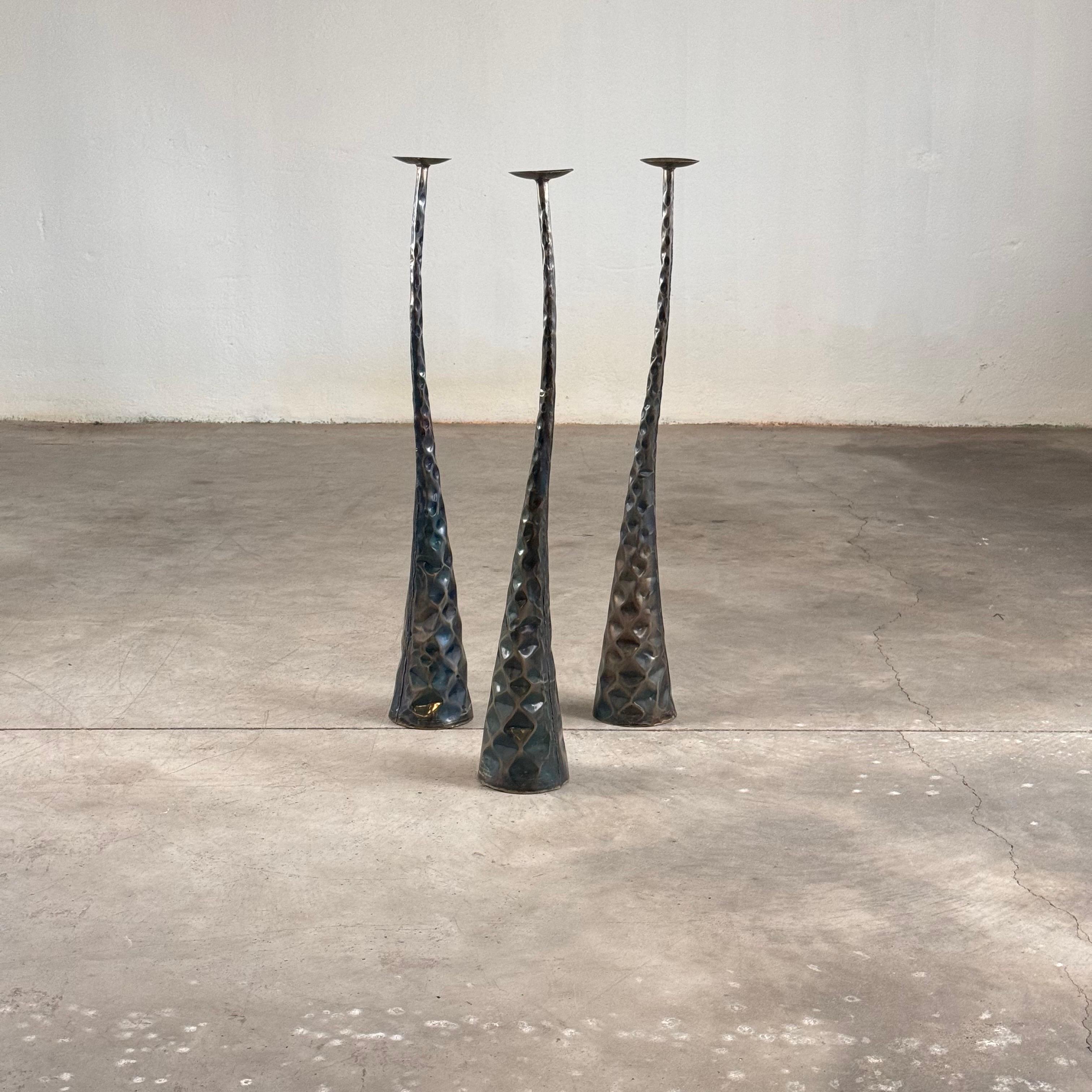 Migliora il tuo arredamento con questi incredibili portacandele scultorei, un set di tre pezzi squisiti provenienti dall'Italia e realizzati negli anni '80. Questi portacandele sono uno splendido esempio di design contemporaneo, che combina eleganza