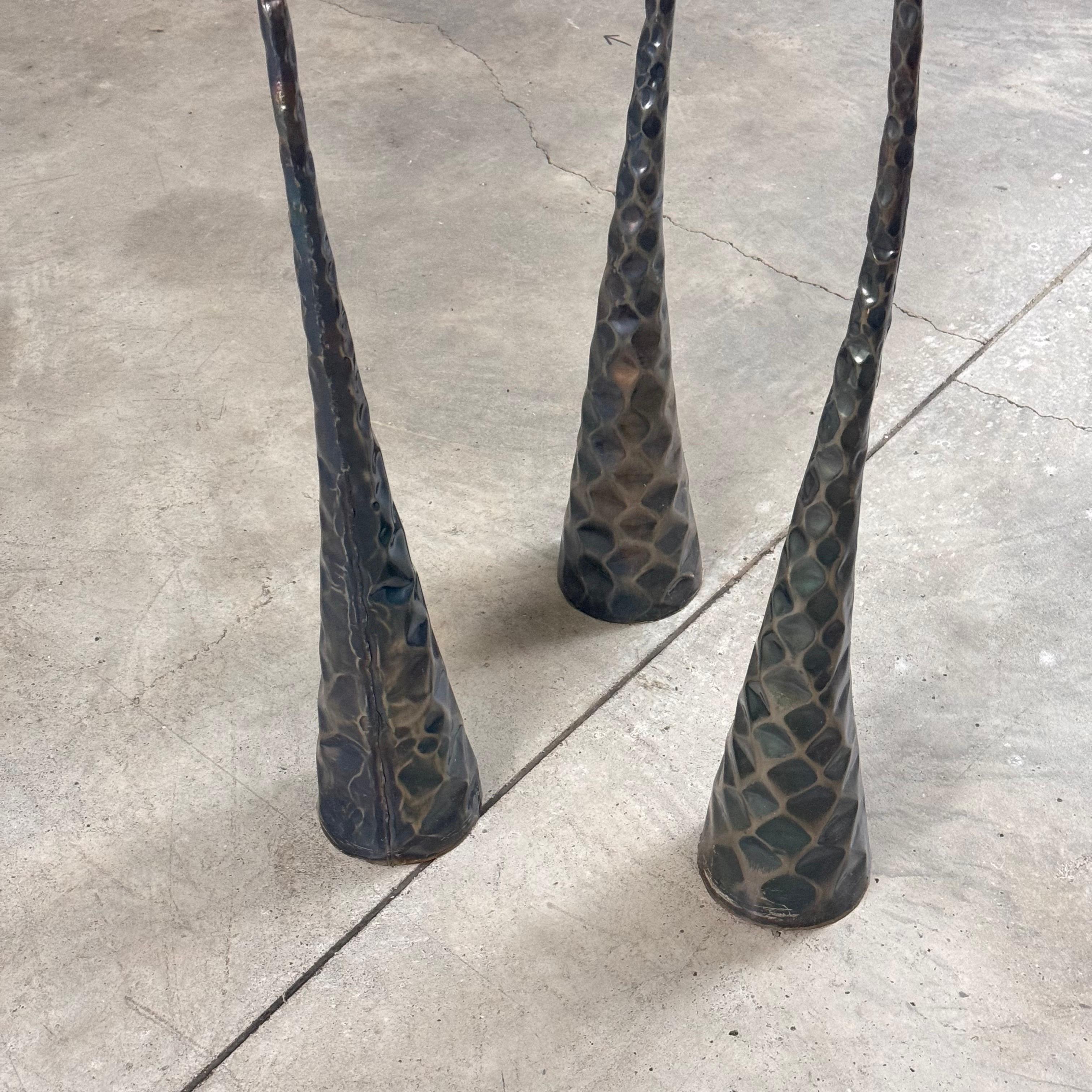 Italiano Portacandele scultorei in metallo brunito, set di 3, Italia, anni '80 in vendita
