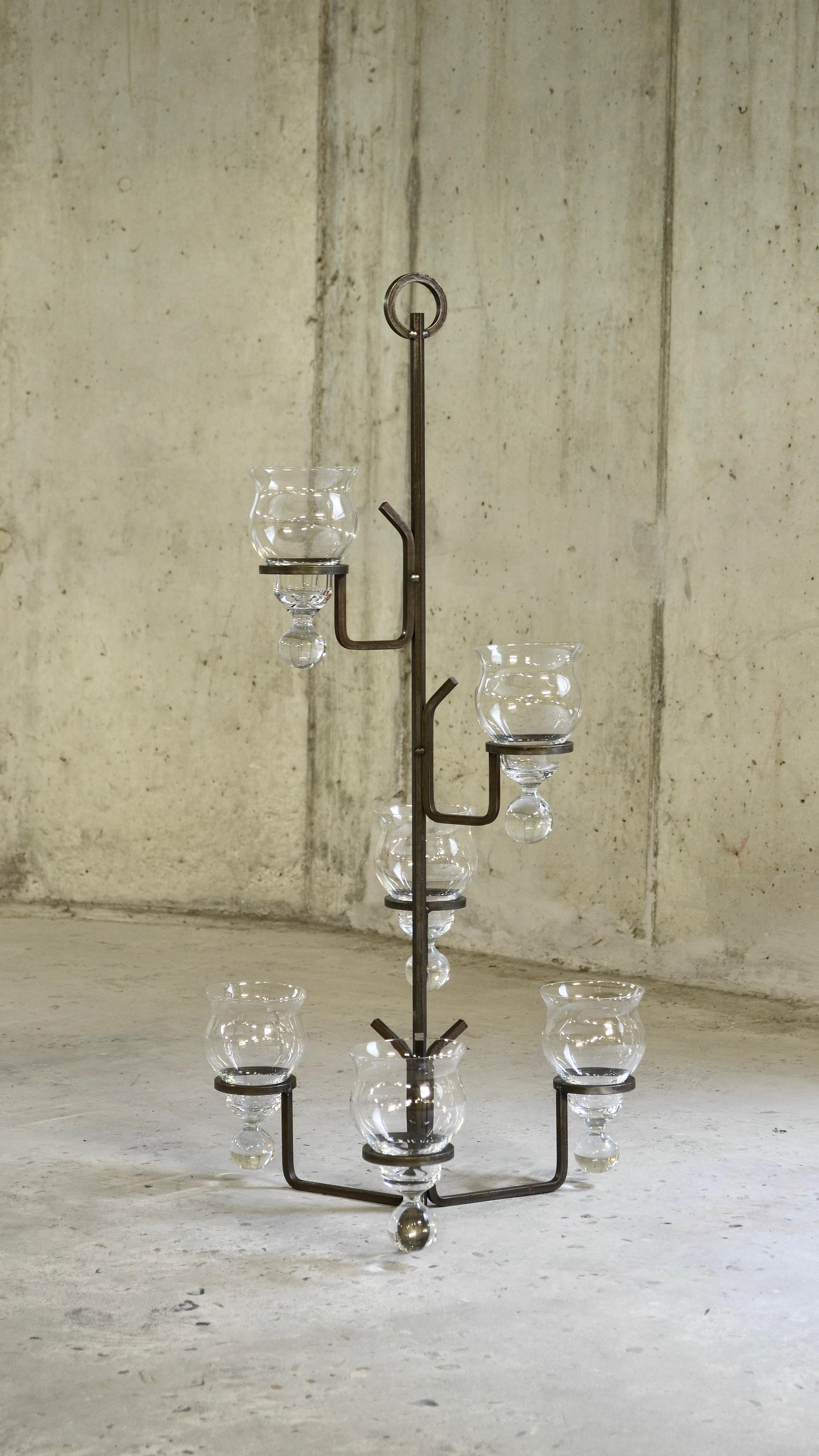 Mid-Century moderno Candeliere scultoreo, ferro battuto e vetro, attr. Bolin Smide, Svezia, anni '70 in vendita