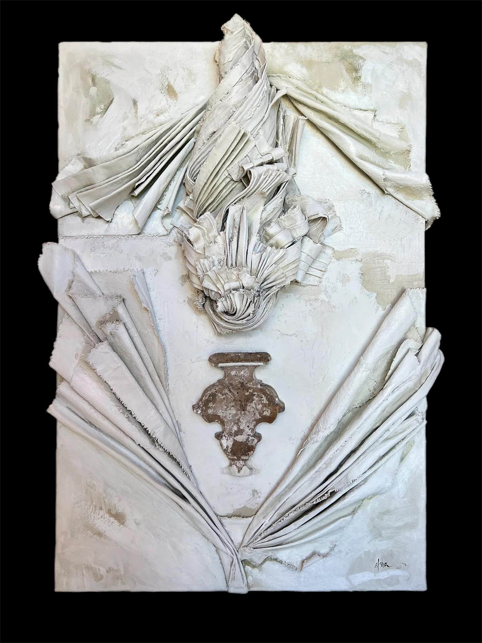 Bildhauerisches Leinwandrelief mit einem Fragment aus dem italienischen Florenz des 17. Jahrhunderts von Elena ROUSSEAU.

Die geformte Leinwand wird zusammen mit dem MATERIAL, den Ölen und der Asche auf dem Karton geformt. Das Originalfragment aus