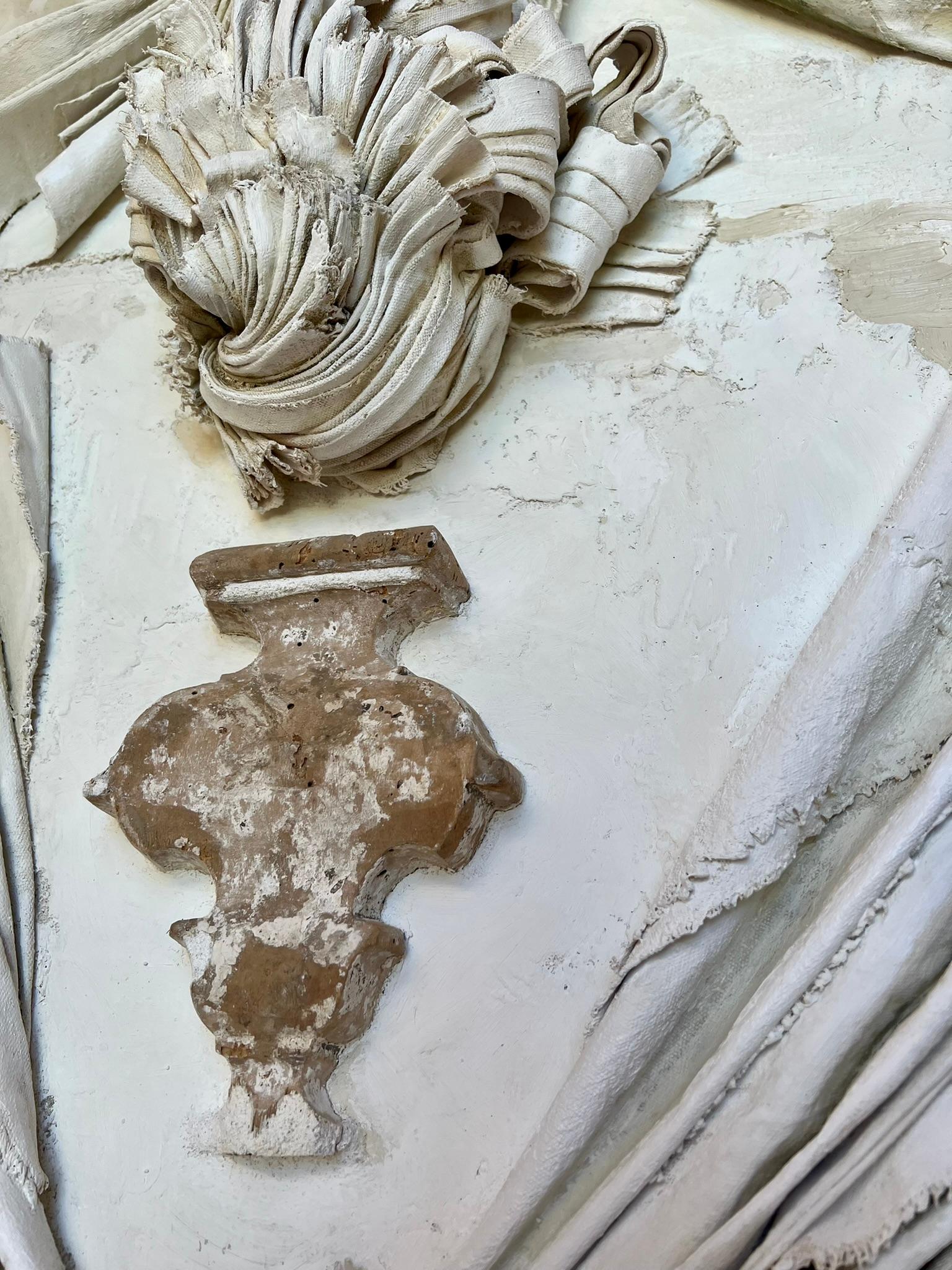 Sculpté à la main Relief sculptural en toile avec un fragment de Florence du 17ème siècle par Elena Rousseau en vente
