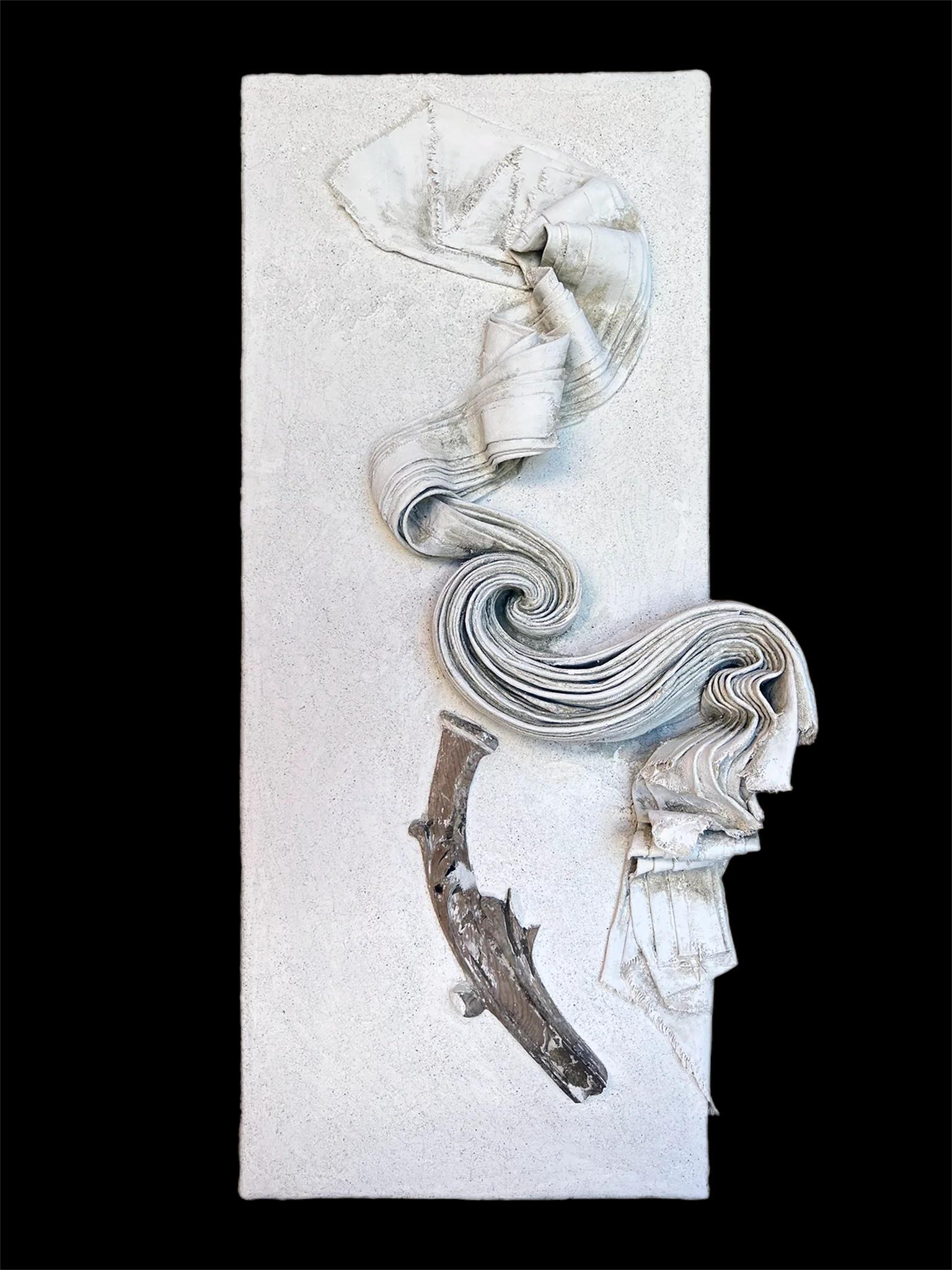 Bildhauerisches Leinwandrelief mit einem Fragment aus dem italienischen Florenz des 17. Jahrhunderts von Elena ROUSSEAU.

Die skulpturale Leinwand ist mit Freskogips, Gesso, Asche, grüner Erde und 24-karätigem Muschelgold auf Karton geformt. Das